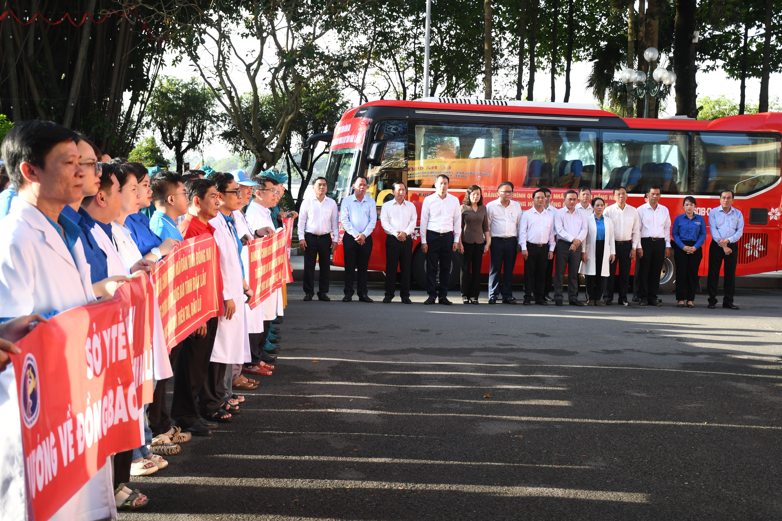 Đồng Nai hỗ trợ Đắk Lắk khắc phục thiên tai với hàng trăm người và vật phẩm cứu trợ - Ảnh 1. Đồng Nai hỗ trợ Đắk Lắk khắc phục thiên tai với hàng trăm người và vật phẩm cứu trợ - Ảnh 1.
