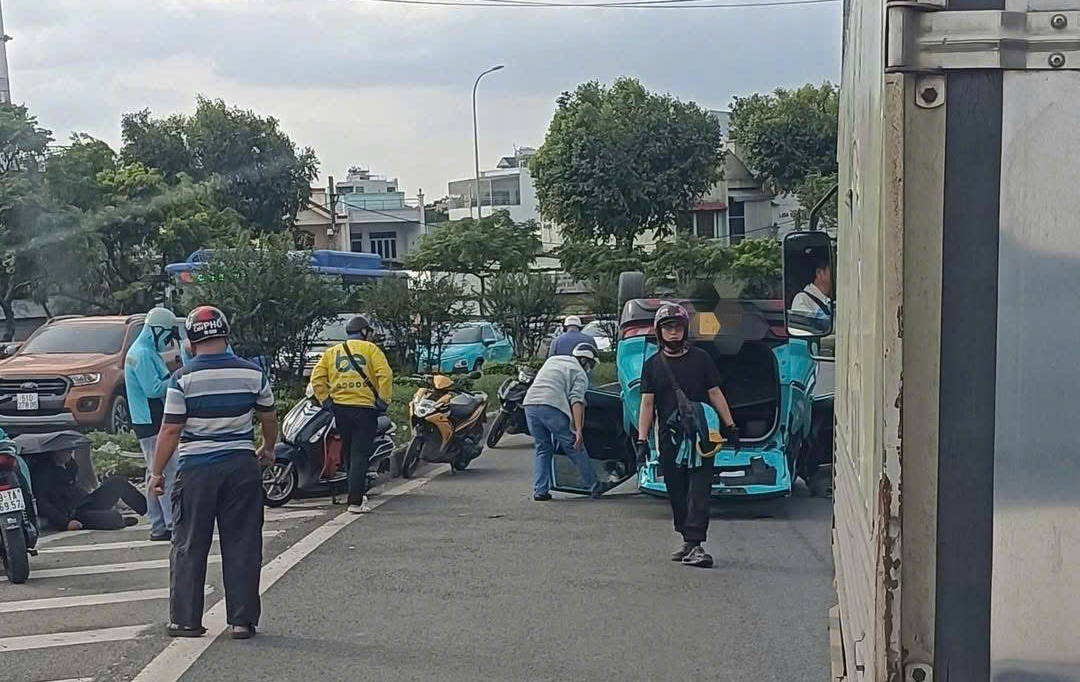 Ô tô lật ngửa trên cầu vượt Quang Trung , TPHCM gây ùn tắc giao thông - Ảnh 1.