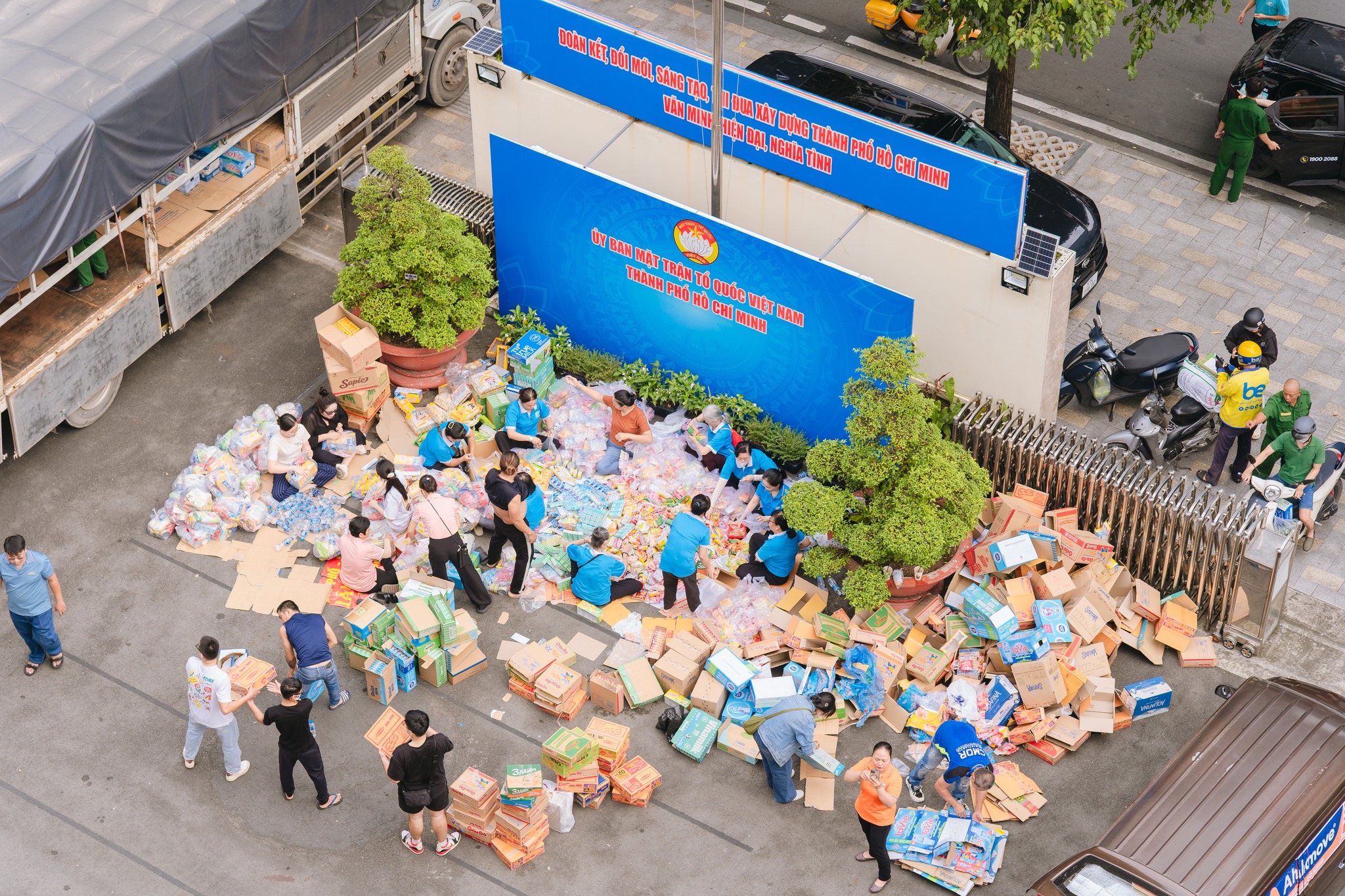 TPHCM hỗ trợ hơn 268 tỉ đồng và hàng ngàn tấn hàng hóa cho bà con vùng bão lũ - Ảnh 1. TPHCM hỗ trợ hơn 268 tỉ đồng và hàng ngàn tấn hàng hóa cho bà con vùng bão lũ - Ảnh 1.