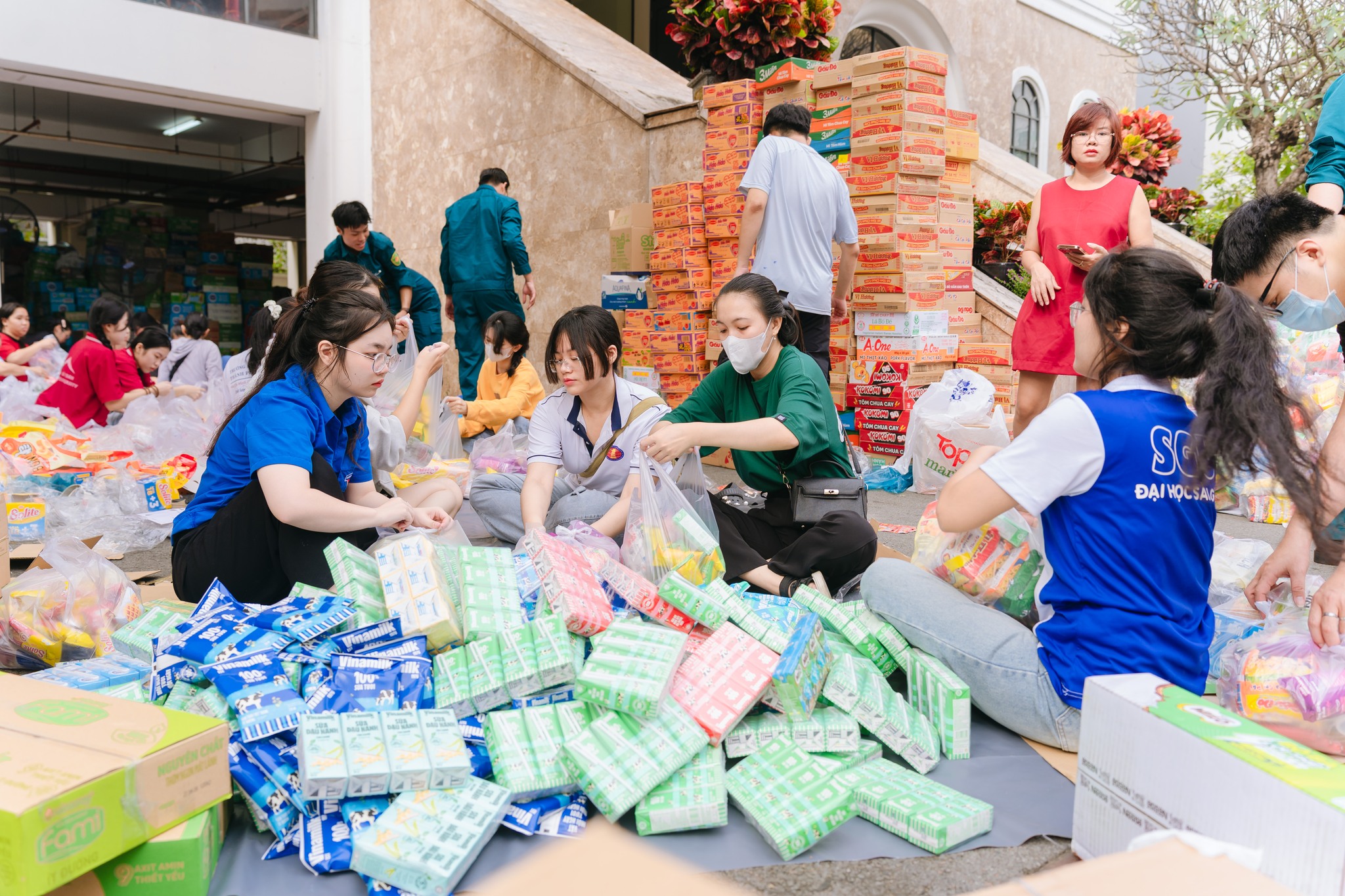 TPHCM hỗ trợ hơn 268 tỉ đồng và hàng ngàn tấn hàng hóa cho bà con vùng bão lũ - Ảnh 4. TPHCM hỗ trợ hơn 268 tỉ đồng và hàng ngàn tấn hàng hóa cho bà con vùng bão lũ - Ảnh 4.