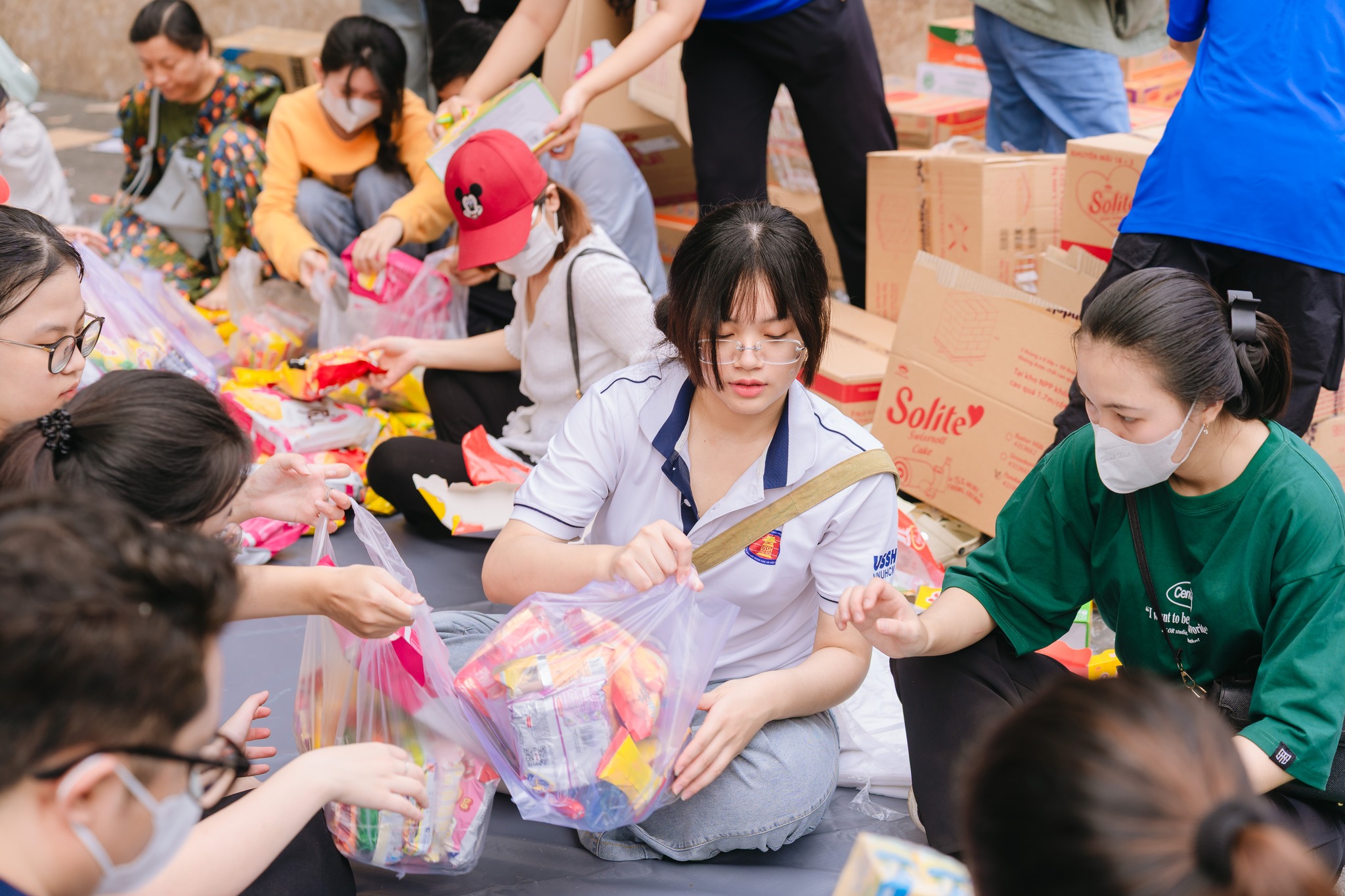 TPHCM hỗ trợ hơn 268 tỉ đồng và hàng ngàn tấn hàng hóa cho bà con vùng bão lũ - Ảnh 5. TPHCM hỗ trợ hơn 268 tỉ đồng và hàng ngàn tấn hàng hóa cho bà con vùng bão lũ - Ảnh 5.