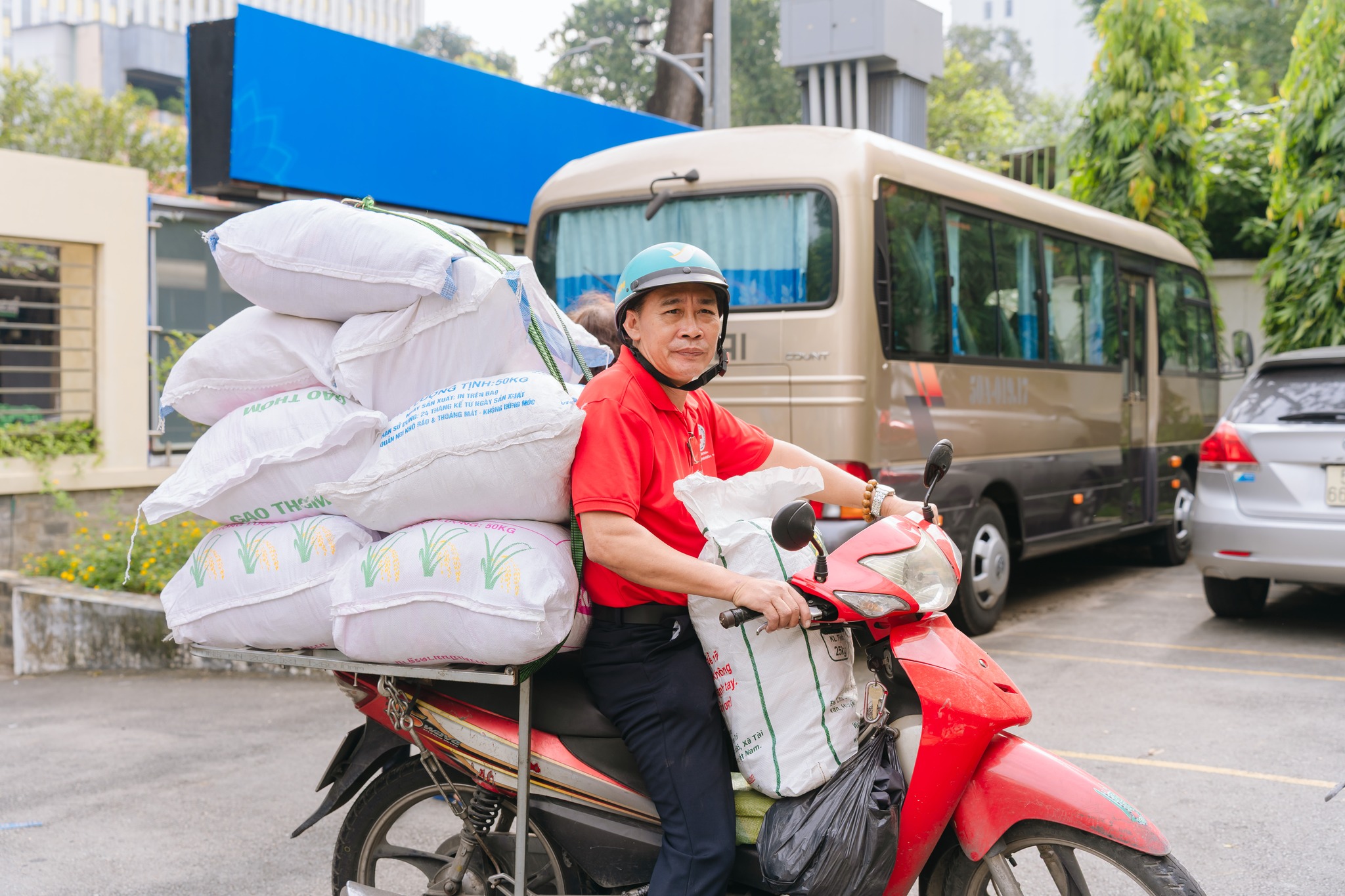 TPHCM hỗ trợ hơn 268 tỉ đồng và hàng ngàn tấn hàng hóa cho bà con vùng bão lũ - Ảnh 2. TPHCM hỗ trợ hơn 268 tỉ đồng và hàng ngàn tấn hàng hóa cho bà con vùng bão lũ - Ảnh 2.