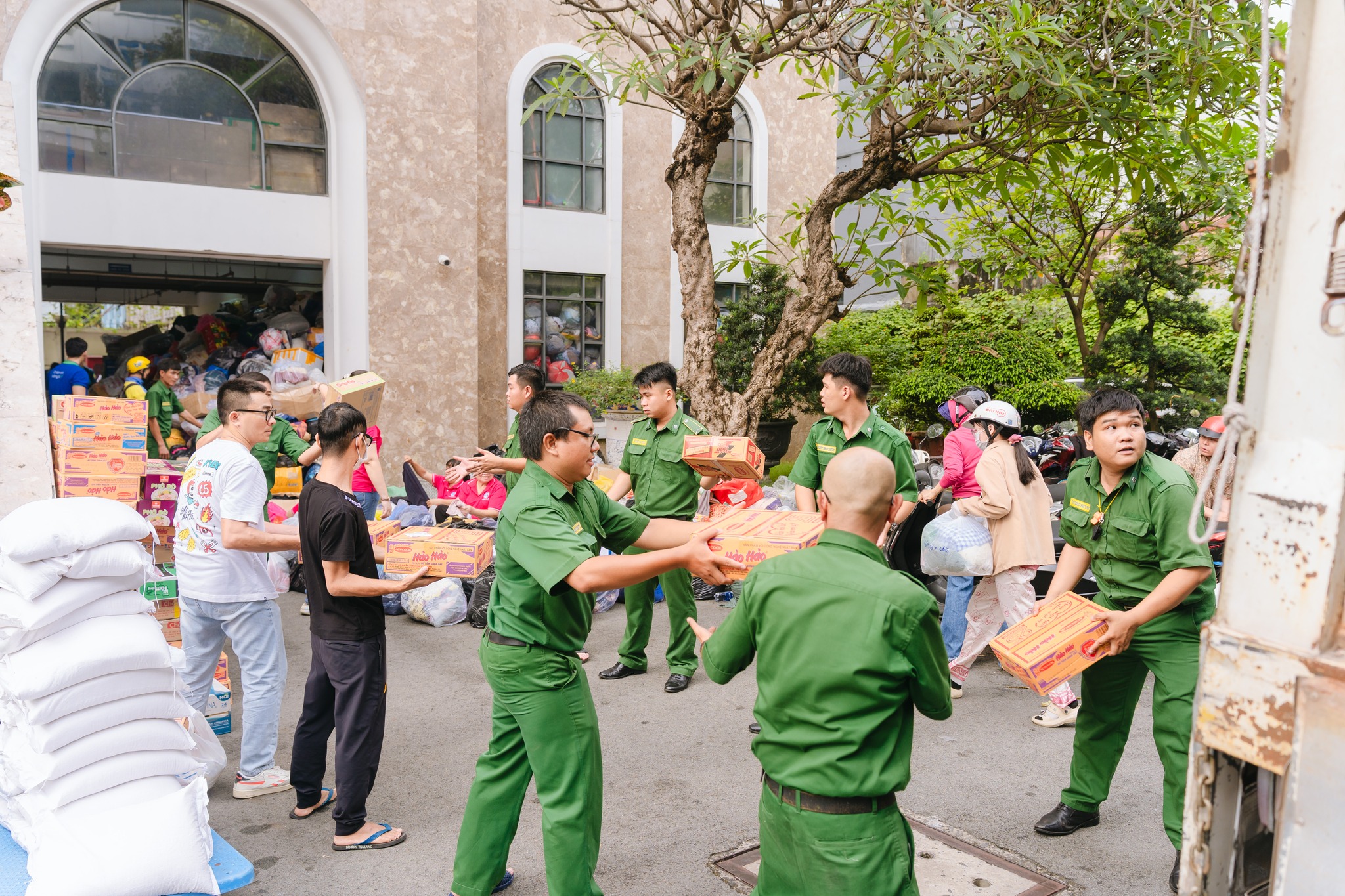 TPHCM hỗ trợ hơn 268 tỉ đồng và hàng ngàn tấn hàng hóa cho bà con vùng bão lũ - Ảnh 6. TPHCM hỗ trợ hơn 268 tỉ đồng và hàng ngàn tấn hàng hóa cho bà con vùng bão lũ - Ảnh 6.