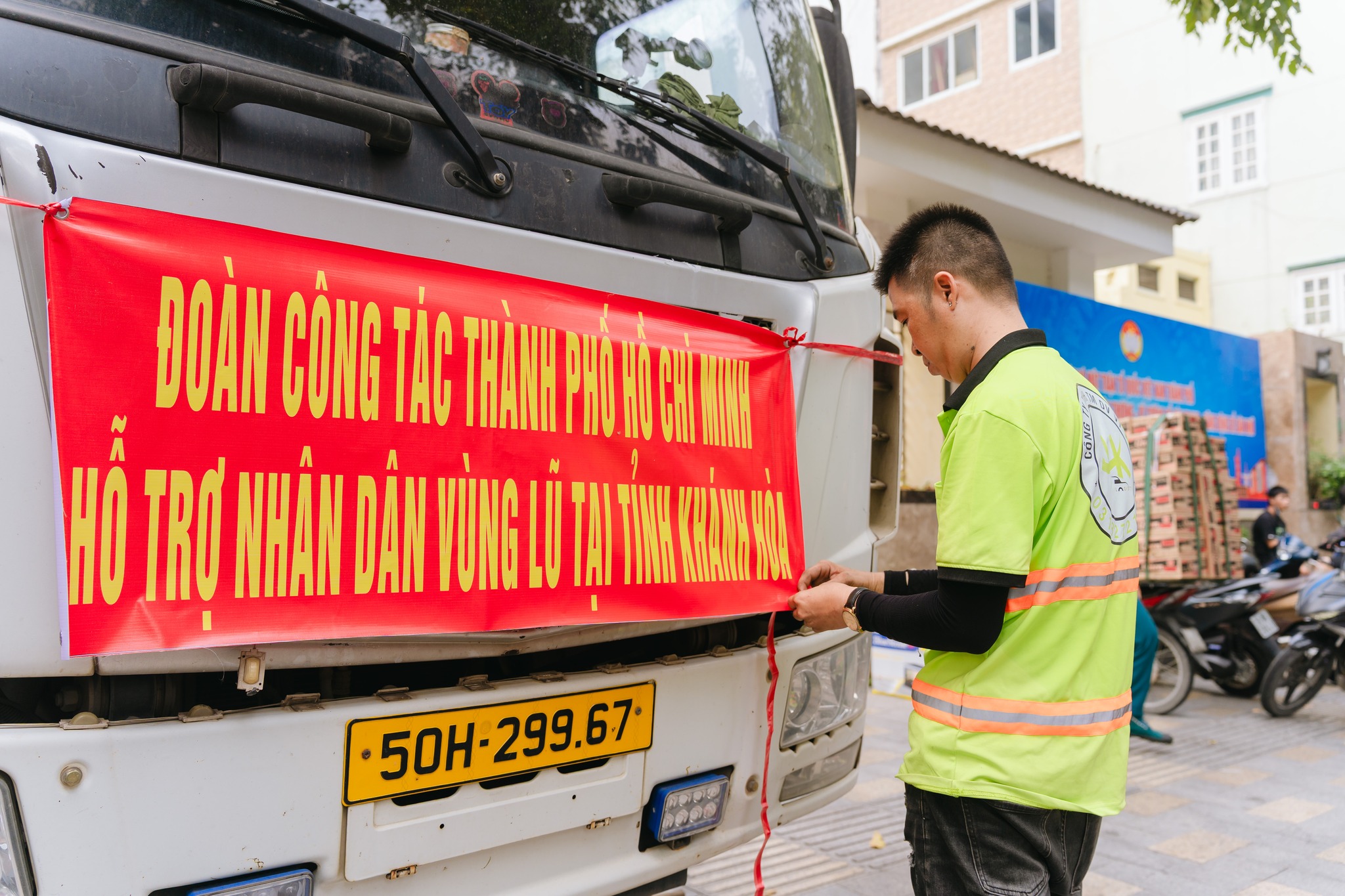 TPHCM hỗ trợ hơn 268 tỉ đồng và hàng ngàn tấn hàng hóa cho bà con vùng bão lũ - Ảnh 7. TPHCM hỗ trợ hơn 268 tỉ đồng và hàng ngàn tấn hàng hóa cho bà con vùng bão lũ - Ảnh 7.