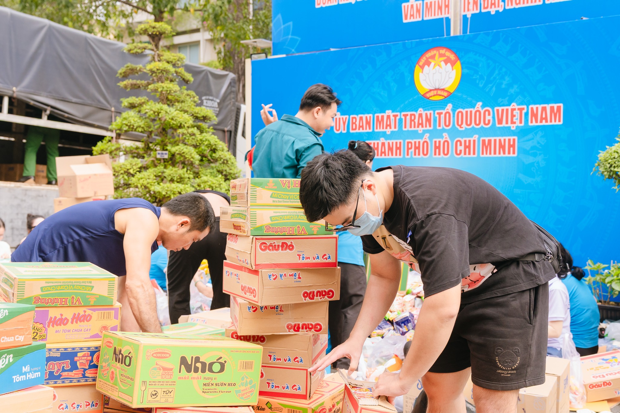 TPHCM hỗ trợ hơn 268 tỉ đồng và hàng ngàn tấn hàng hóa cho bà con vùng bão lũ - Ảnh 3. TPHCM hỗ trợ hơn 268 tỉ đồng và hàng ngàn tấn hàng hóa cho bà con vùng bão lũ - Ảnh 3.