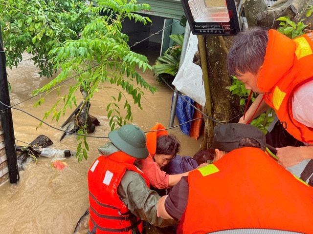 Thủ tướng chỉ đạo khẩn trương chi trả bảo hiểm cho người dân bị ảnh hưởng lũ lụt - Ảnh 1. Thủ tướng chỉ đạo khẩn trương chi trả bảo hiểm cho người dân bị ảnh hưởng lũ lụt - Ảnh 1.