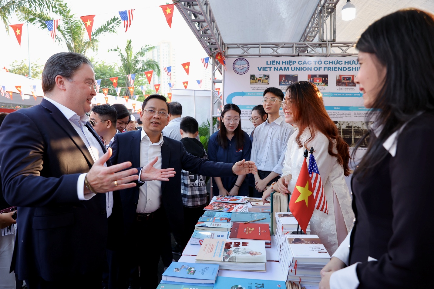 Vietnam-US friendship festival lights up Hanoi in joyful celebration - Ảnh 1.