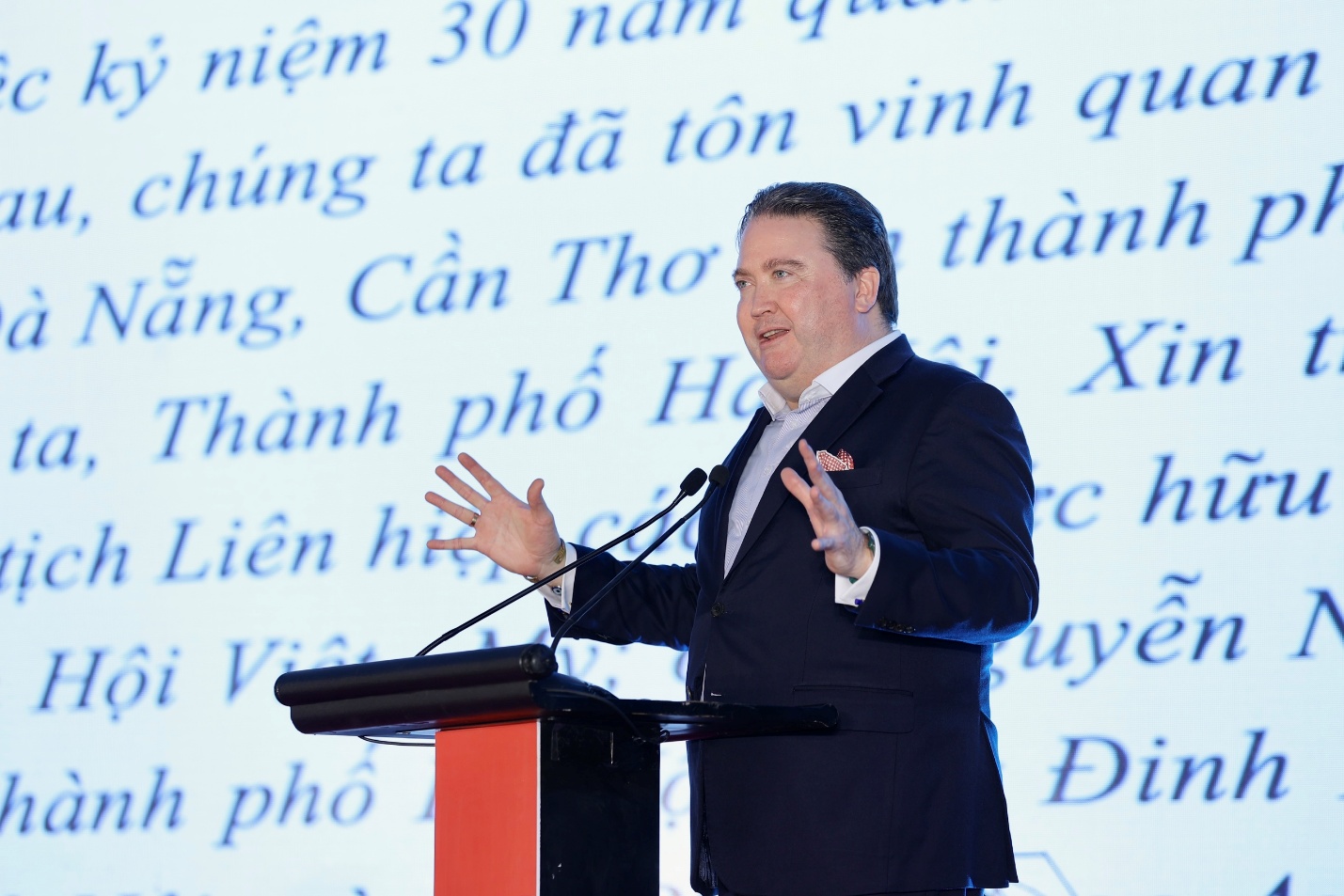 Vietnam-US friendship festival lights up Hanoi in joyful celebration - Ảnh 3.