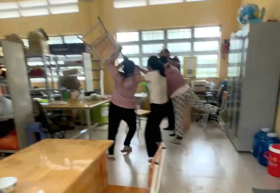 Kỷ luật cảnh cáo thầy giáo nhắn tin “thân mật” với nữ sinh ở Tây Ninh - Ảnh 1.