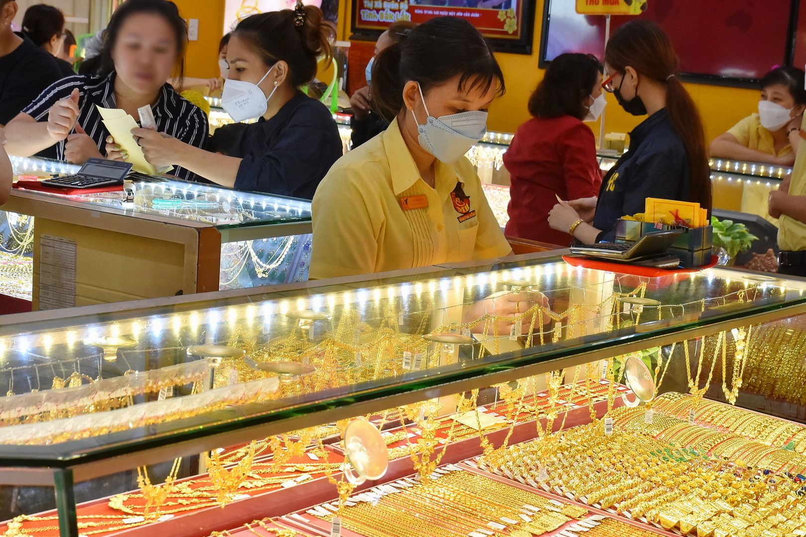 Giá vàng hôm nay 26-11: Bất ngờ sụt giảm - Ảnh 1.