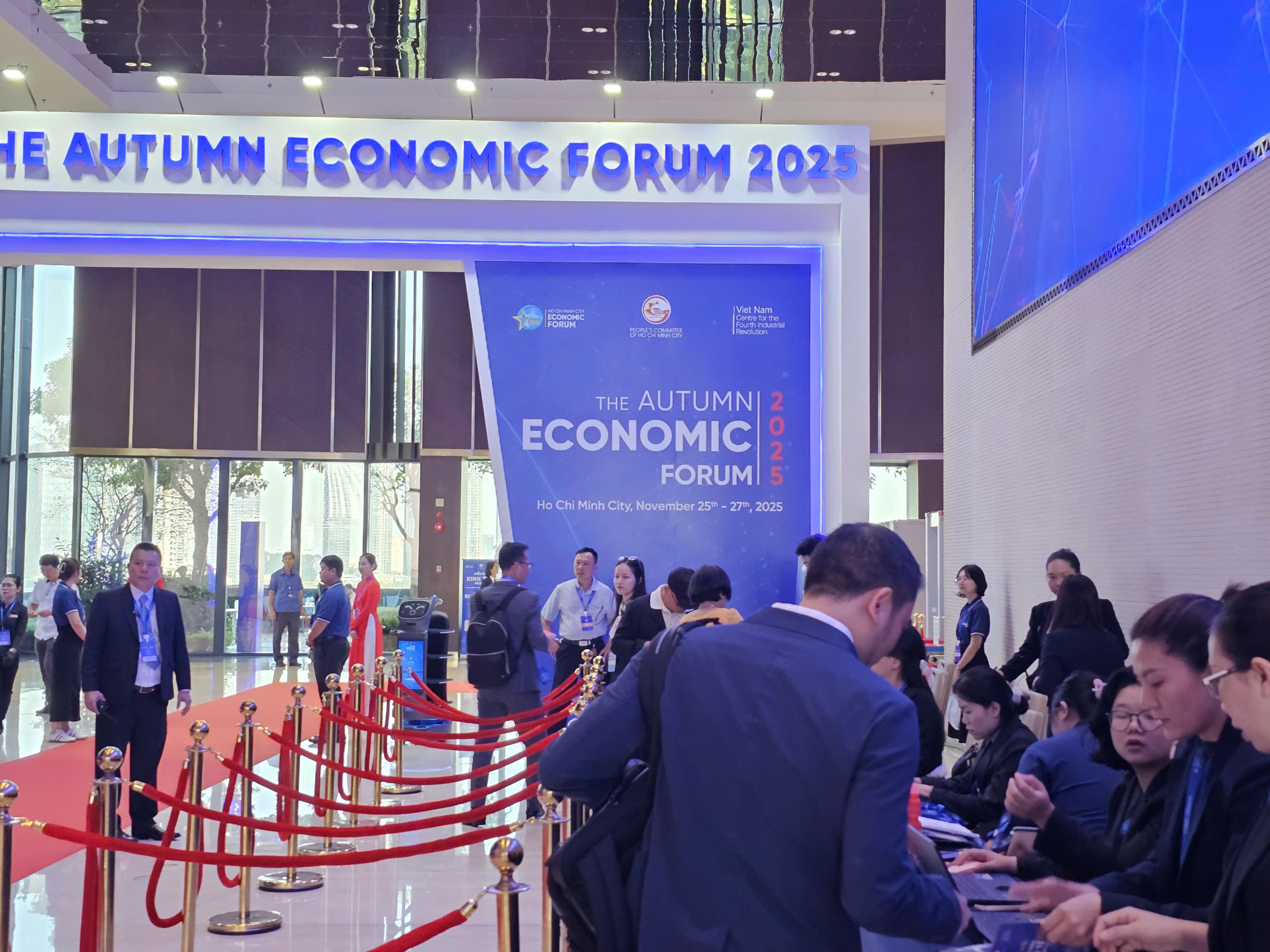 An ninh thắt chặt tại Diễn đàn Kinh tế mùa thu 2025 ở TP HCM - Ảnh 3.