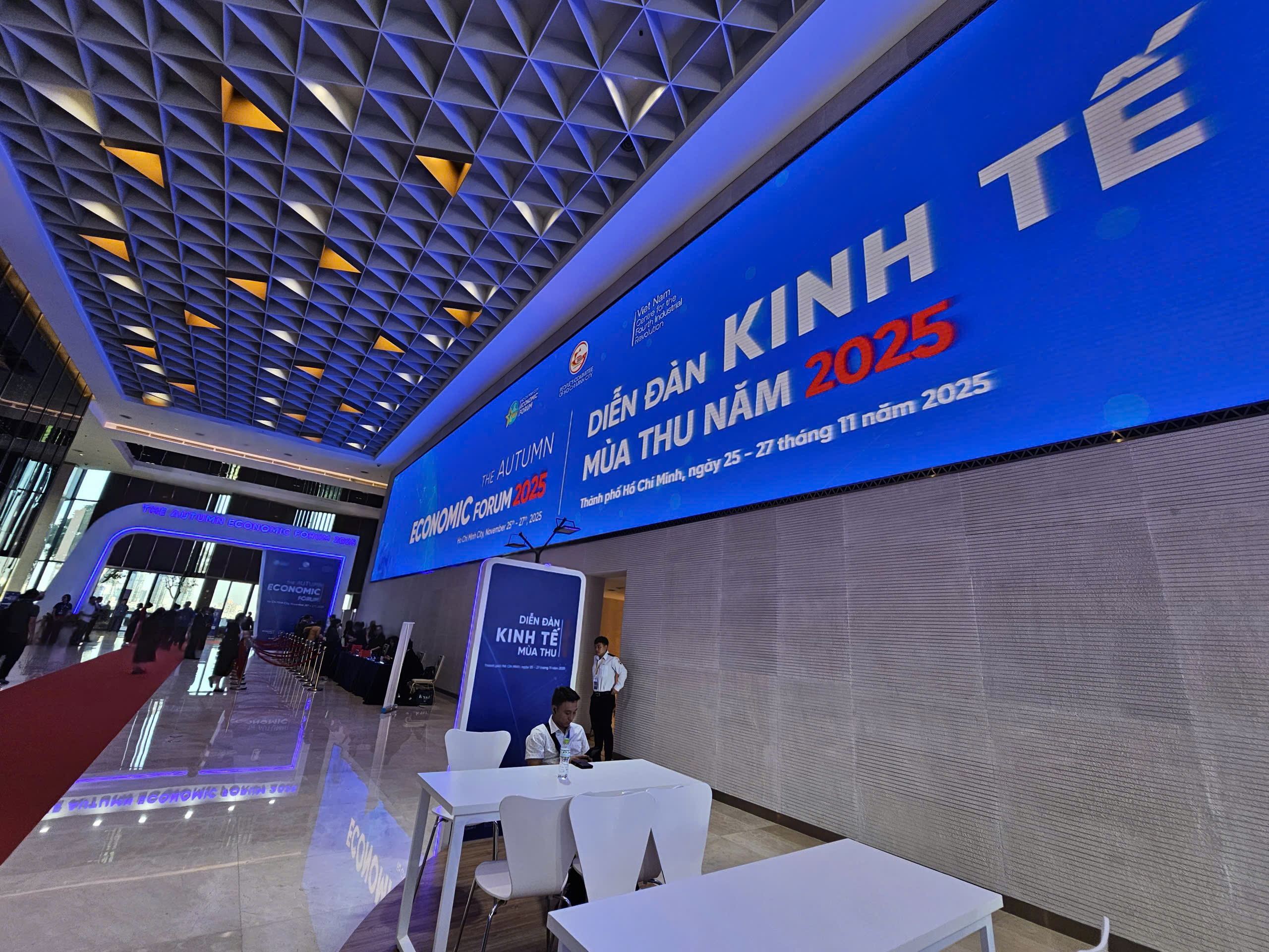 Hình ảnh an ninh thắt chặt nhiều lớp tại Diễn đàn Kinh tế mùa thu 2025 - Ảnh 2.