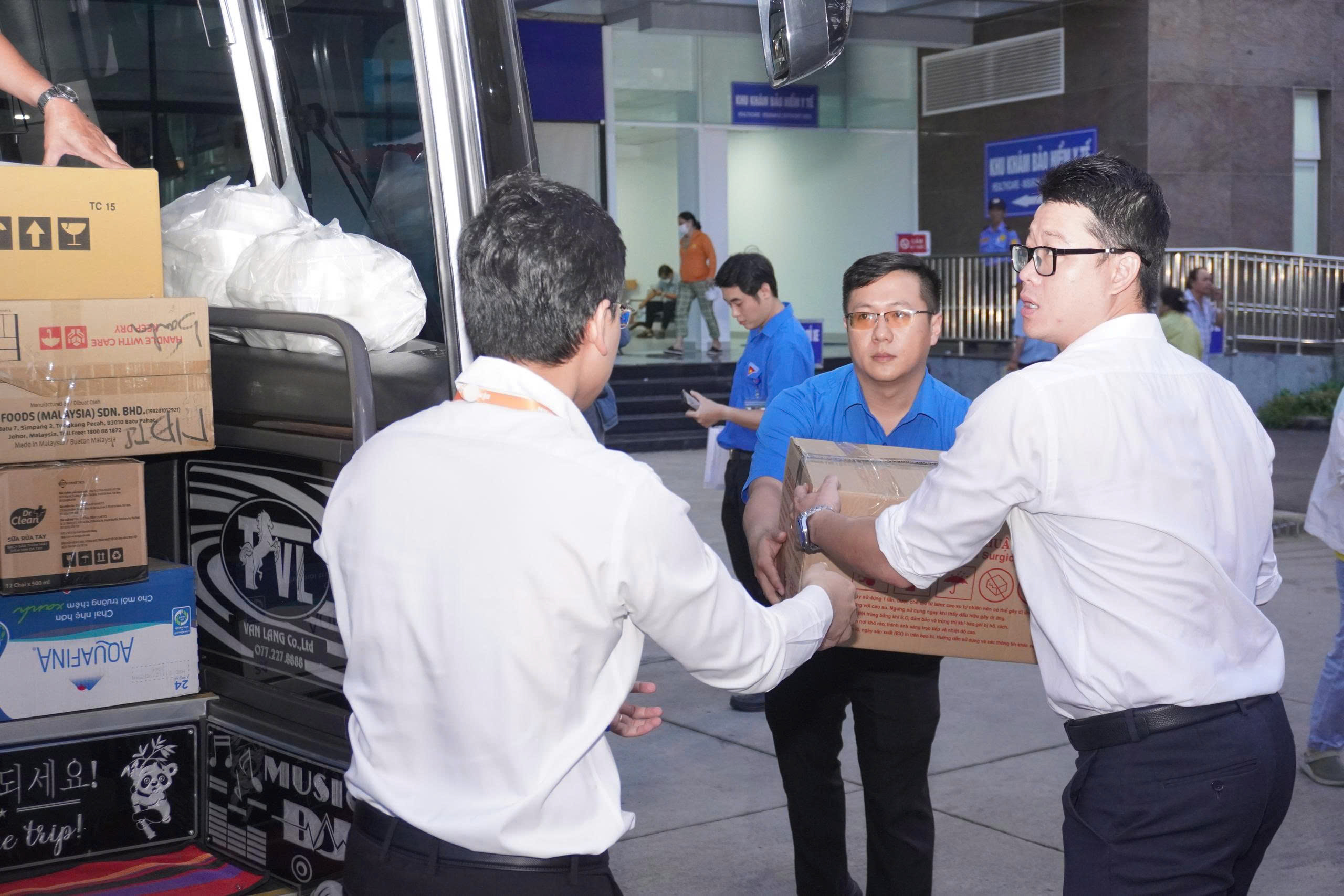 Bác sĩ trẻ kể chuyện chi viện Khánh Hòa sau mưa lũ - Ảnh 1.