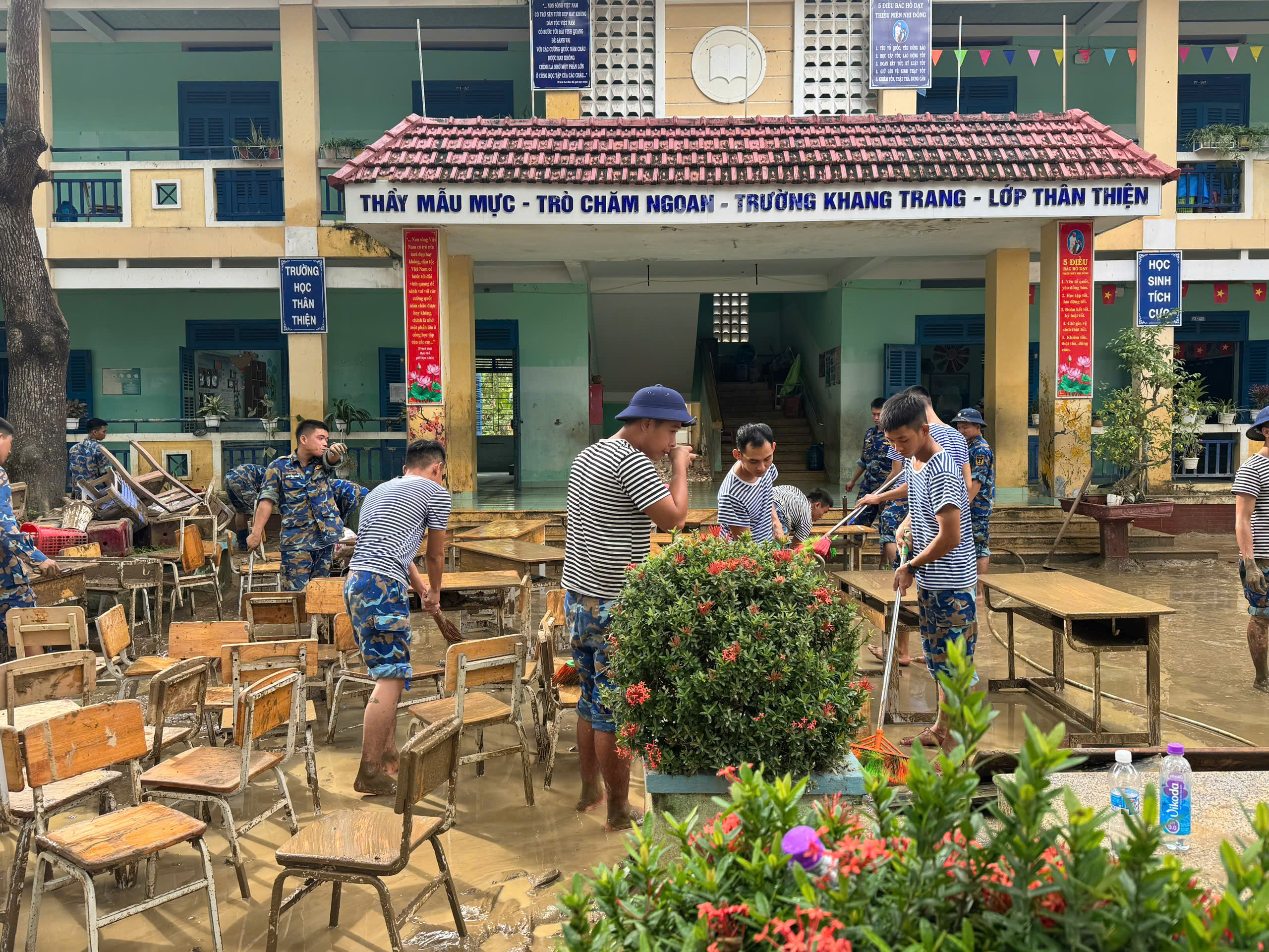 Lữ đoàn 957 xuyên đêm hỗ trợ khắc phục hậu quả lũ lụt - Ảnh 3.