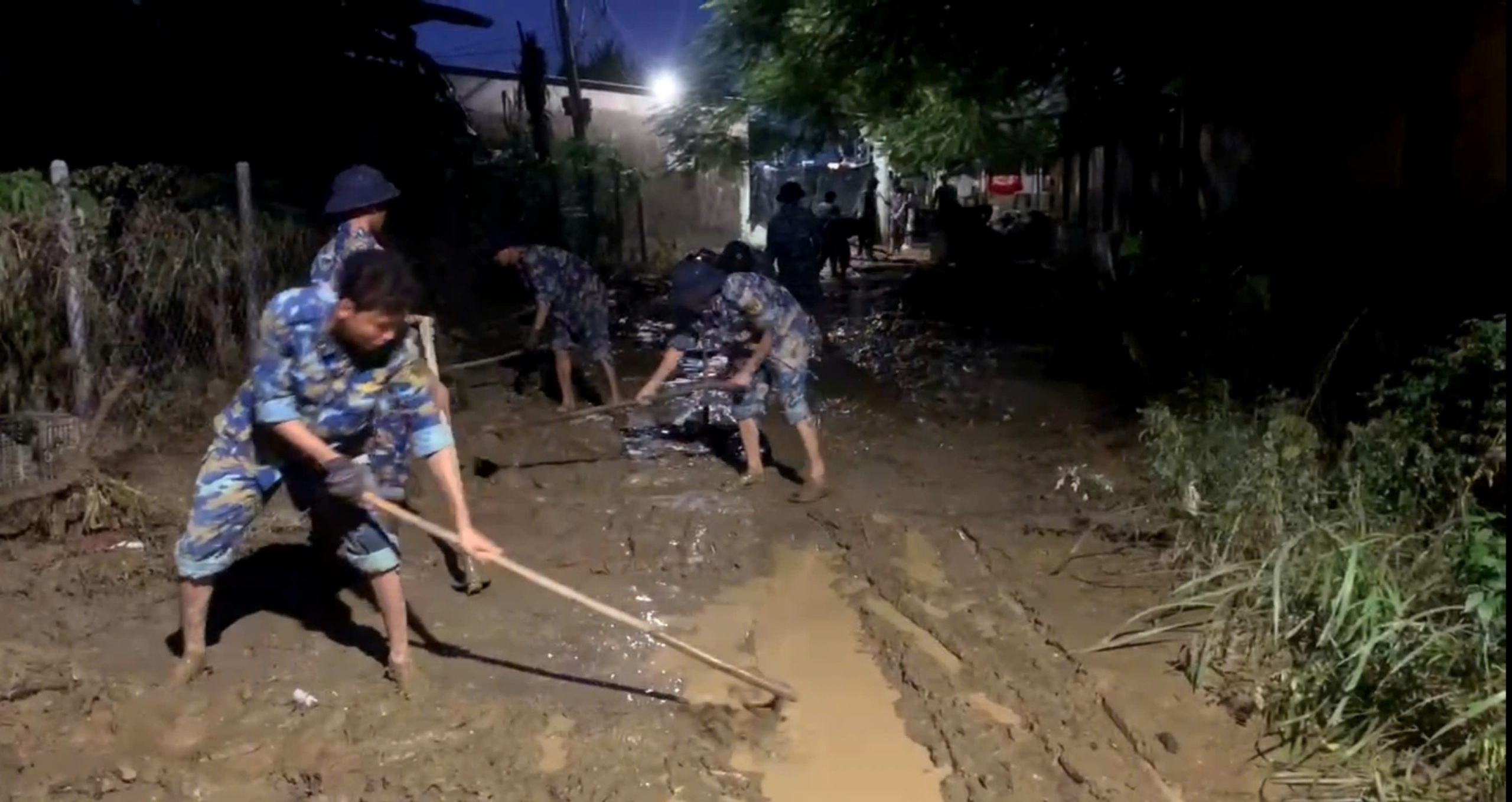 Lữ đoàn 957 xuyên đêm hỗ trợ khắc phục hậu quả lũ lụt - Ảnh 2.