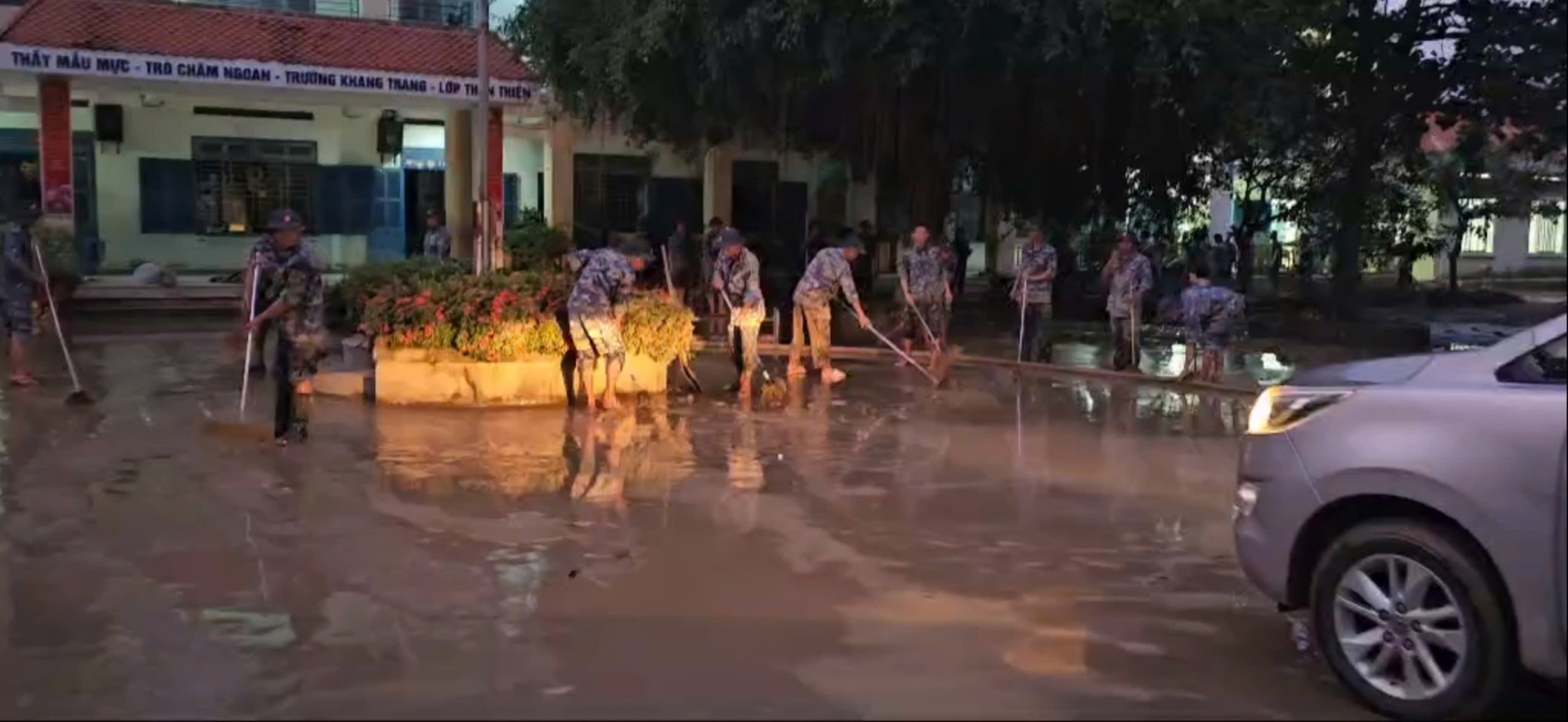 Lữ đoàn 957 xuyên đêm hỗ trợ khắc phục hậu quả lũ lụt - Ảnh 1.