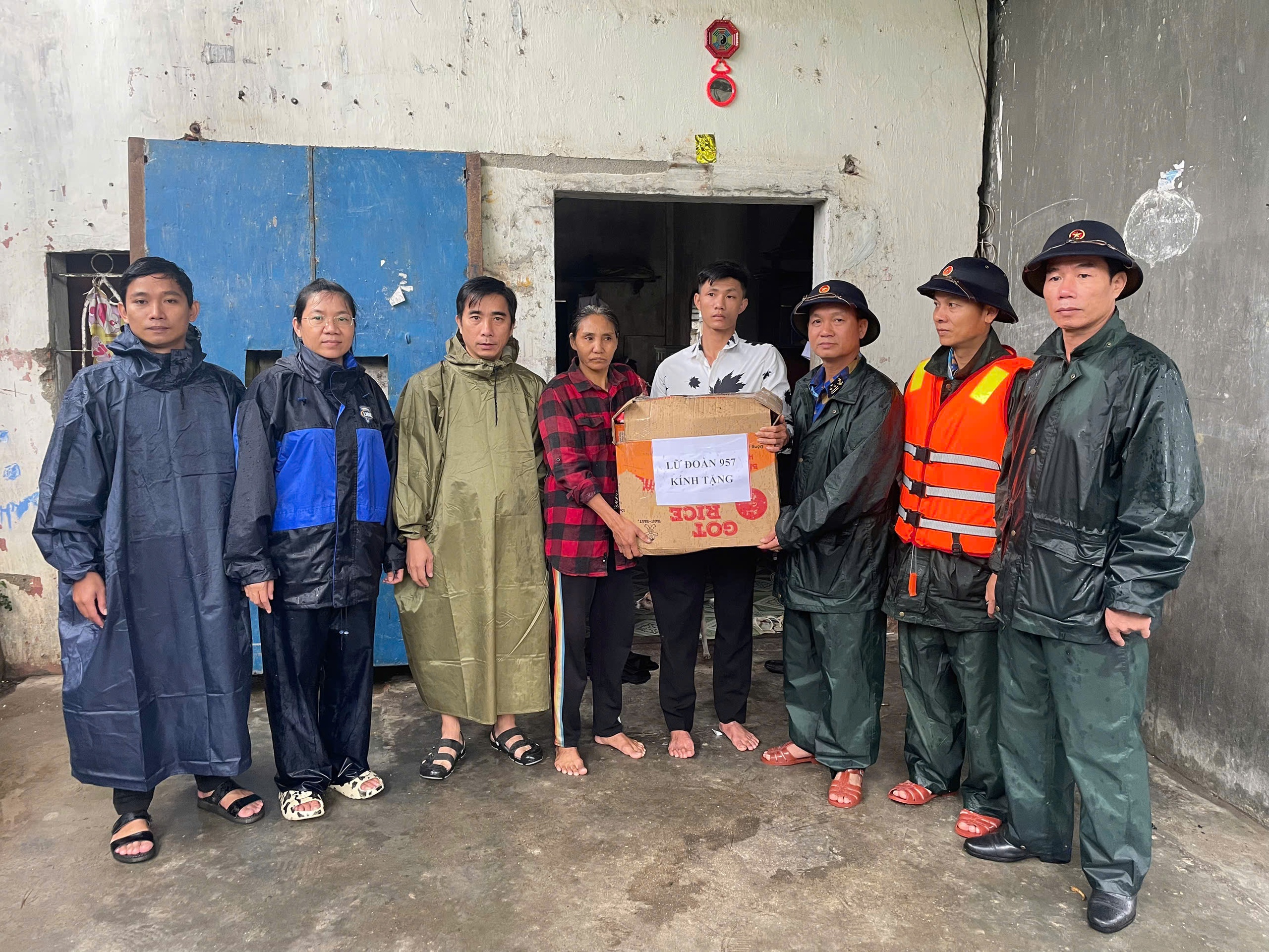 Lữ đoàn 957 xuyên đêm hỗ trợ khắc phục hậu quả lũ lụt - Ảnh 16.