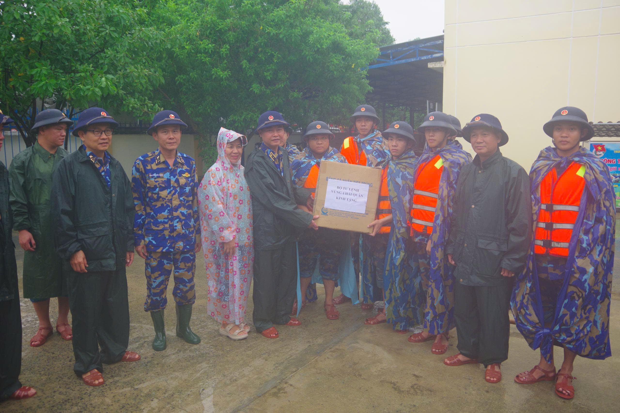 Lữ đoàn 957 xuyên đêm hỗ trợ khắc phục hậu quả lũ lụt - Ảnh 17.