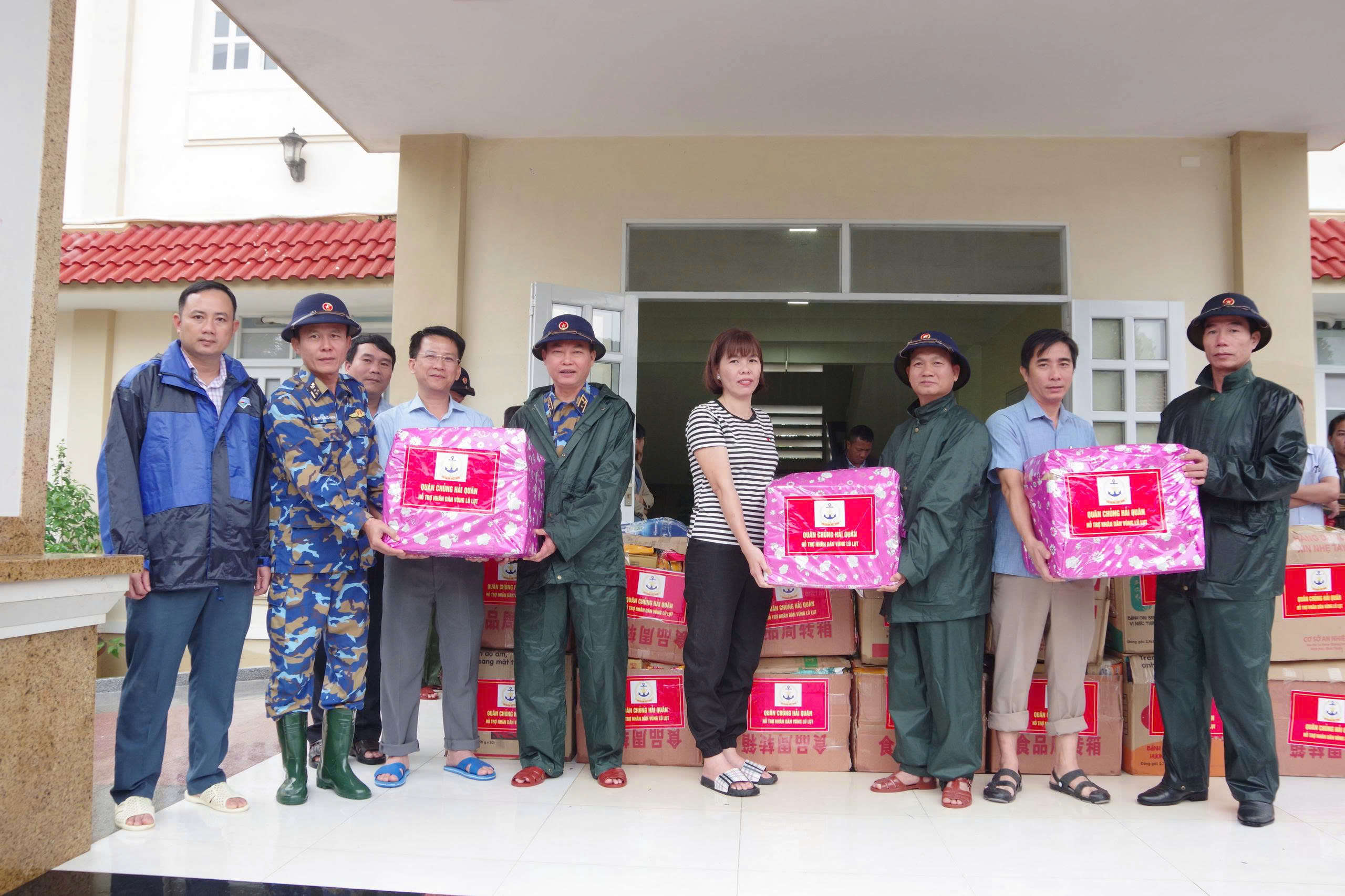 Lữ đoàn 957 xuyên đêm hỗ trợ khắc phục hậu quả lũ lụt - Ảnh 18.