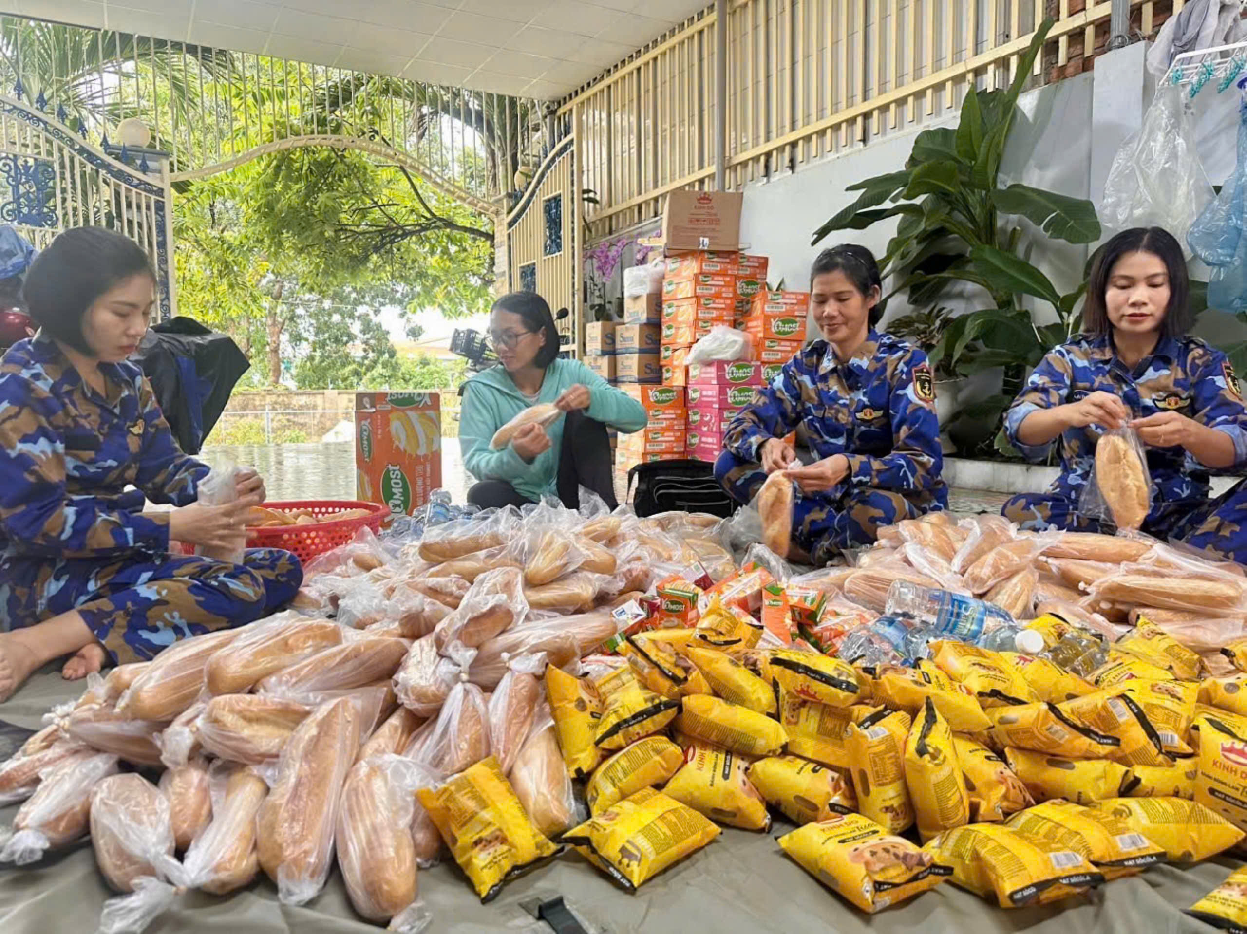 Lữ đoàn 957 xuyên đêm hỗ trợ khắc phục hậu quả lũ lụt - Ảnh 14.