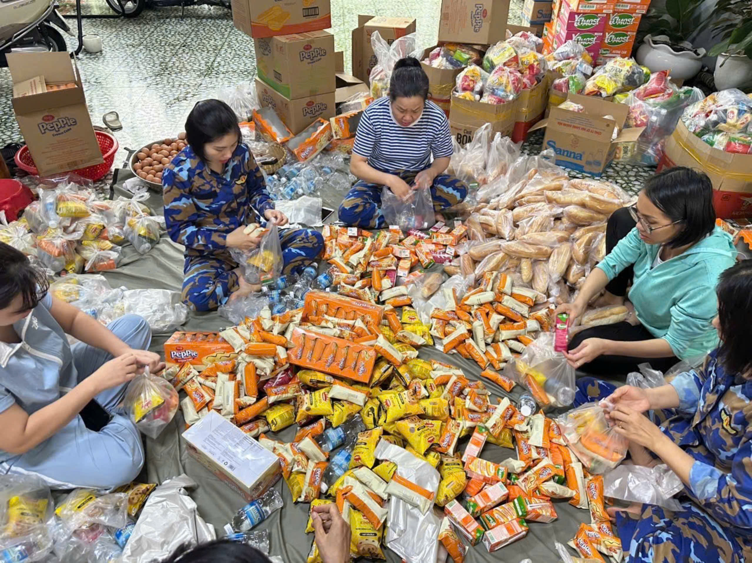 Lữ đoàn 957 xuyên đêm hỗ trợ khắc phục hậu quả lũ lụt - Ảnh 15.