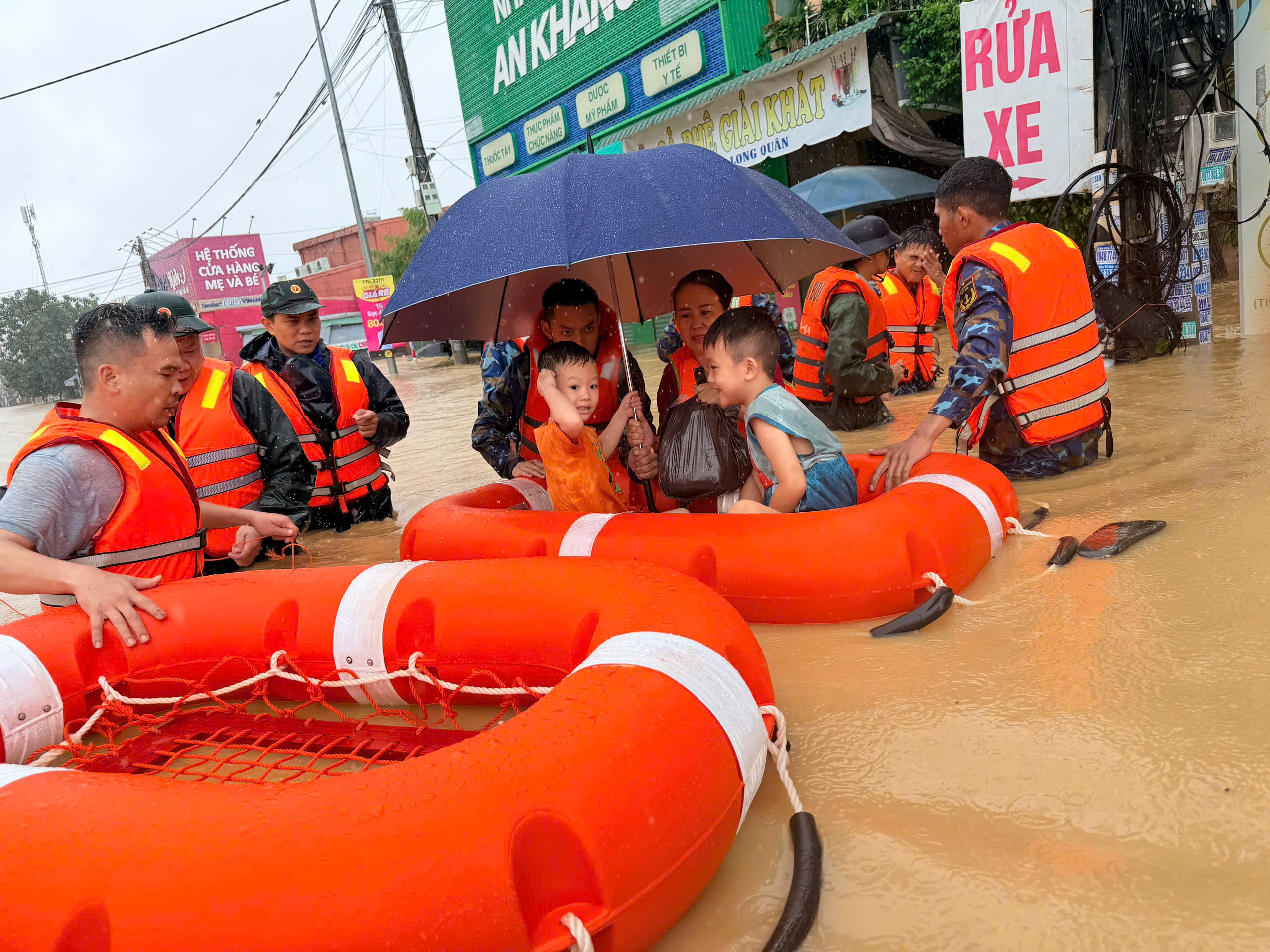 Lữ đoàn 957 xuyên đêm hỗ trợ khắc phục hậu quả lũ lụt - Ảnh 8.