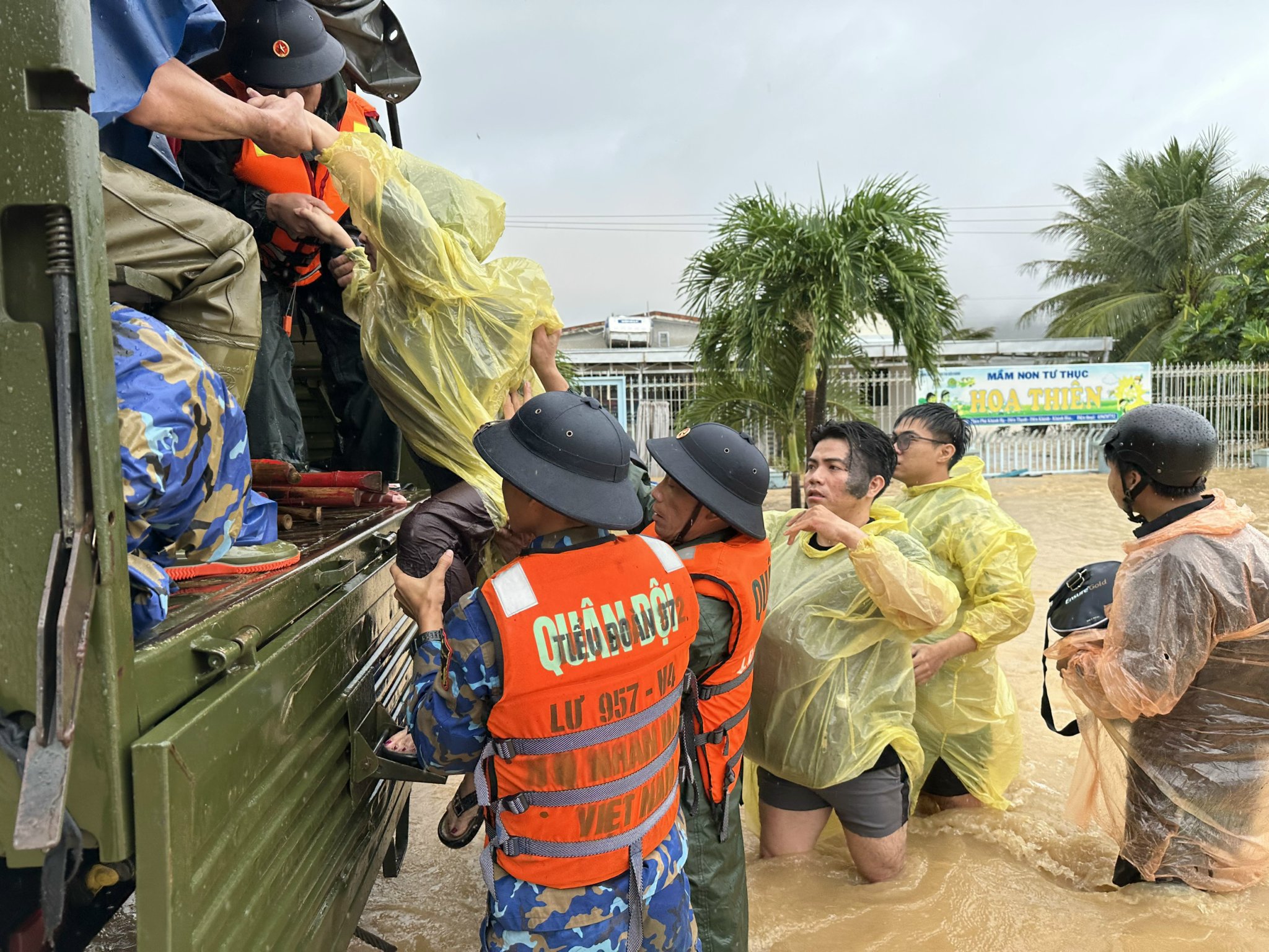 Lữ đoàn 957 xuyên đêm hỗ trợ khắc phục hậu quả lũ lụt - Ảnh 7.