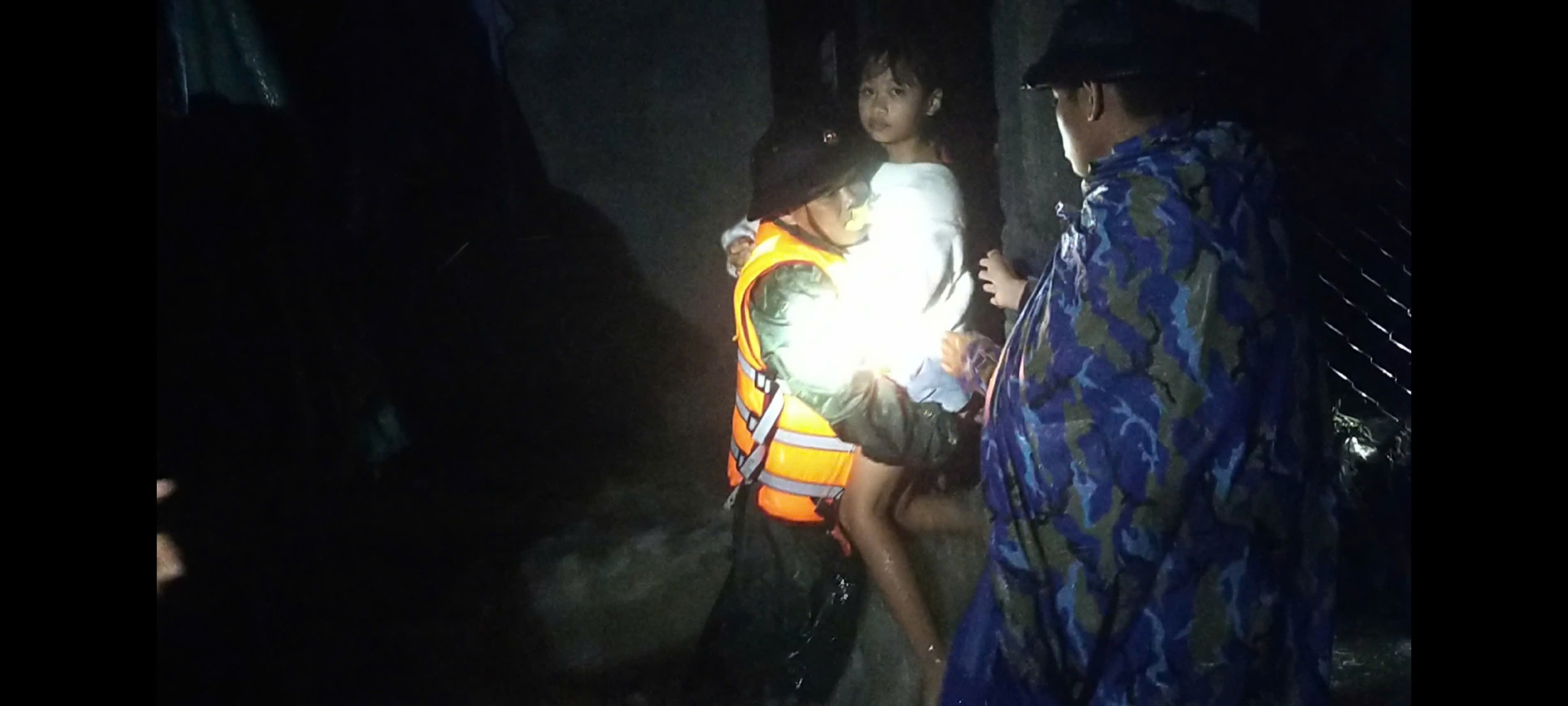 Lữ đoàn 957 xuyên đêm hỗ trợ khắc phục hậu quả lũ lụt - Ảnh 12.