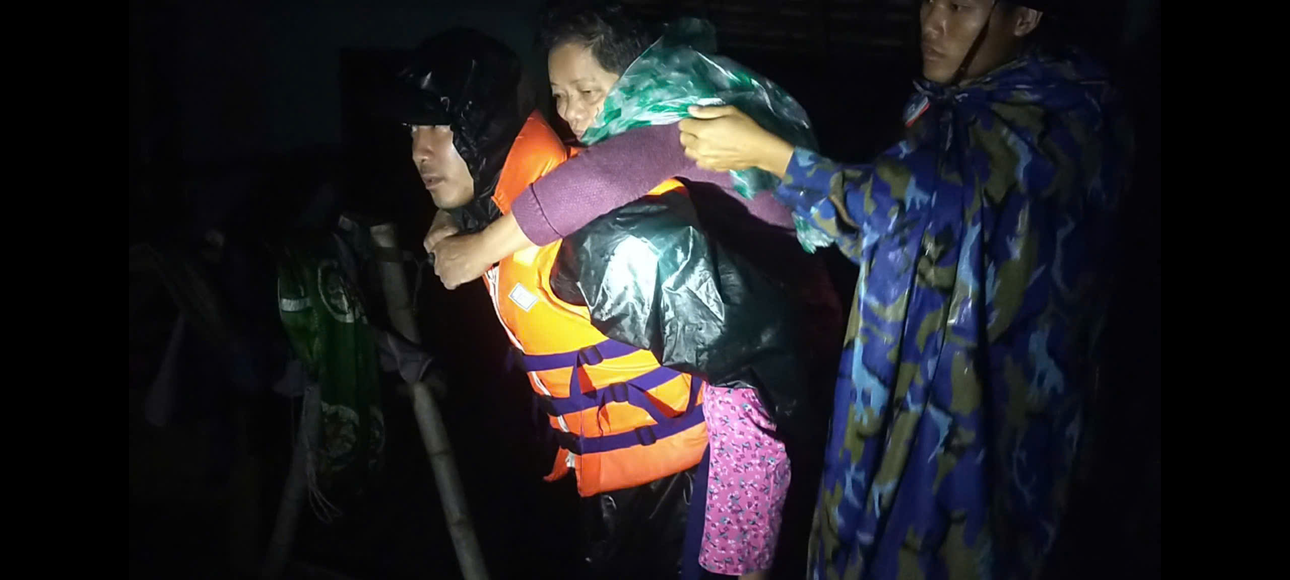 Lữ đoàn 957 xuyên đêm hỗ trợ khắc phục hậu quả lũ lụt - Ảnh 11.