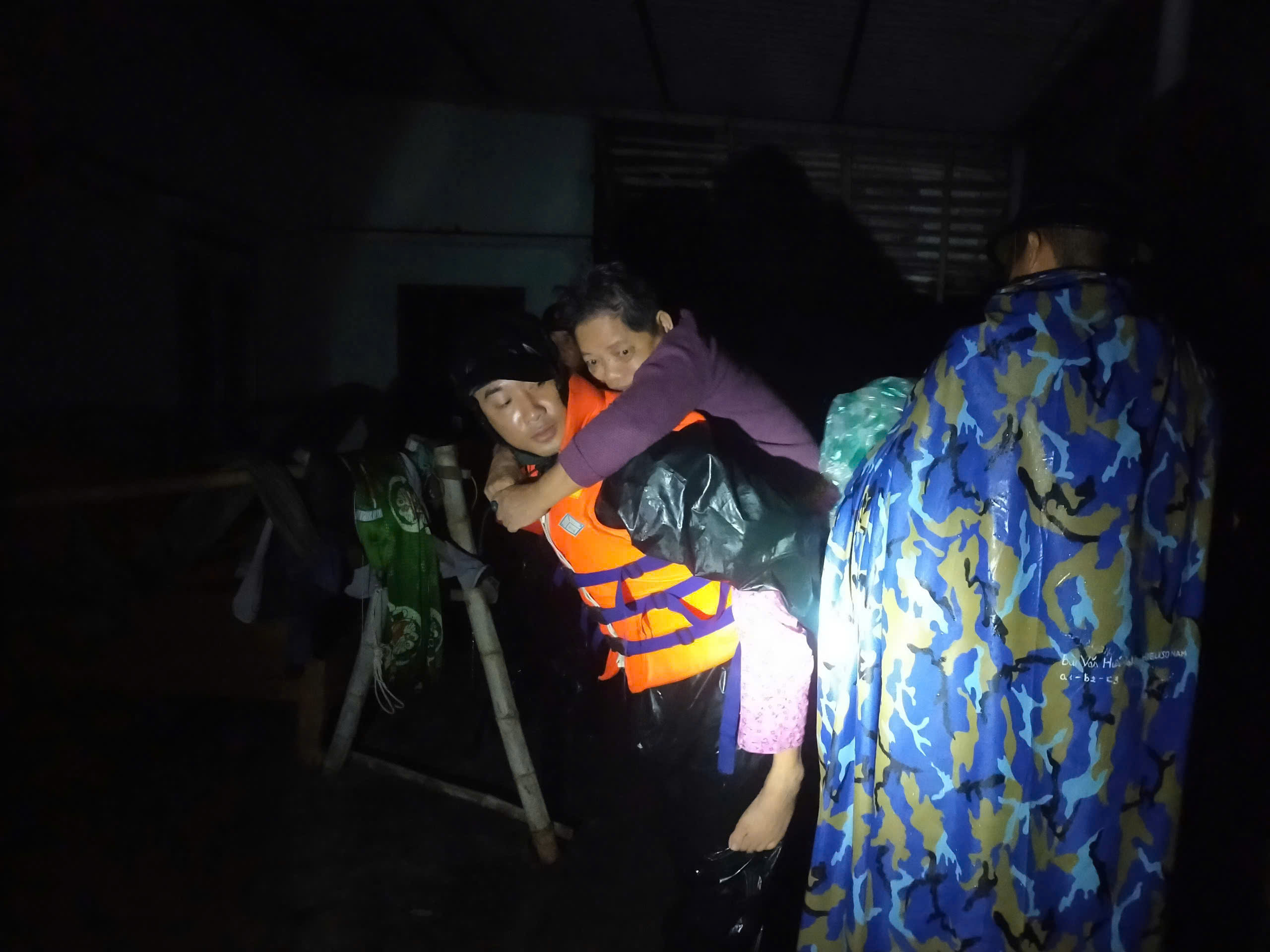 Lữ đoàn 957 xuyên đêm hỗ trợ khắc phục hậu quả lũ lụt - Ảnh 10.