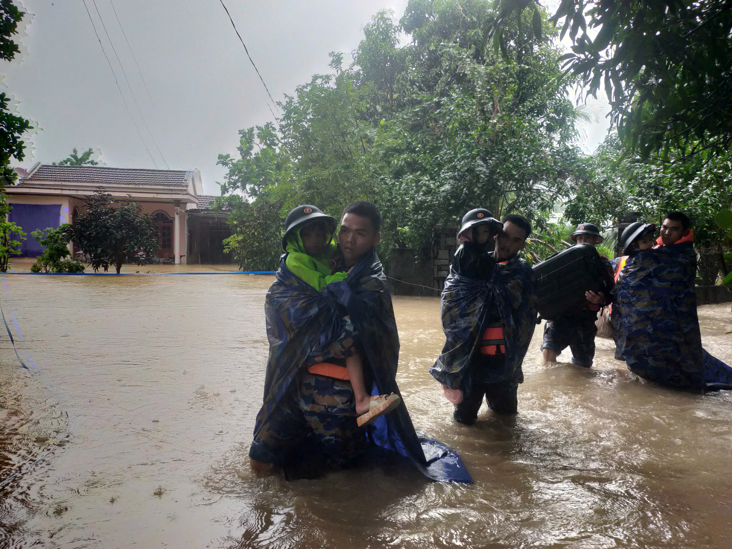 Lữ đoàn 957 xuyên đêm hỗ trợ khắc phục hậu quả lũ lụt - Ảnh 9.