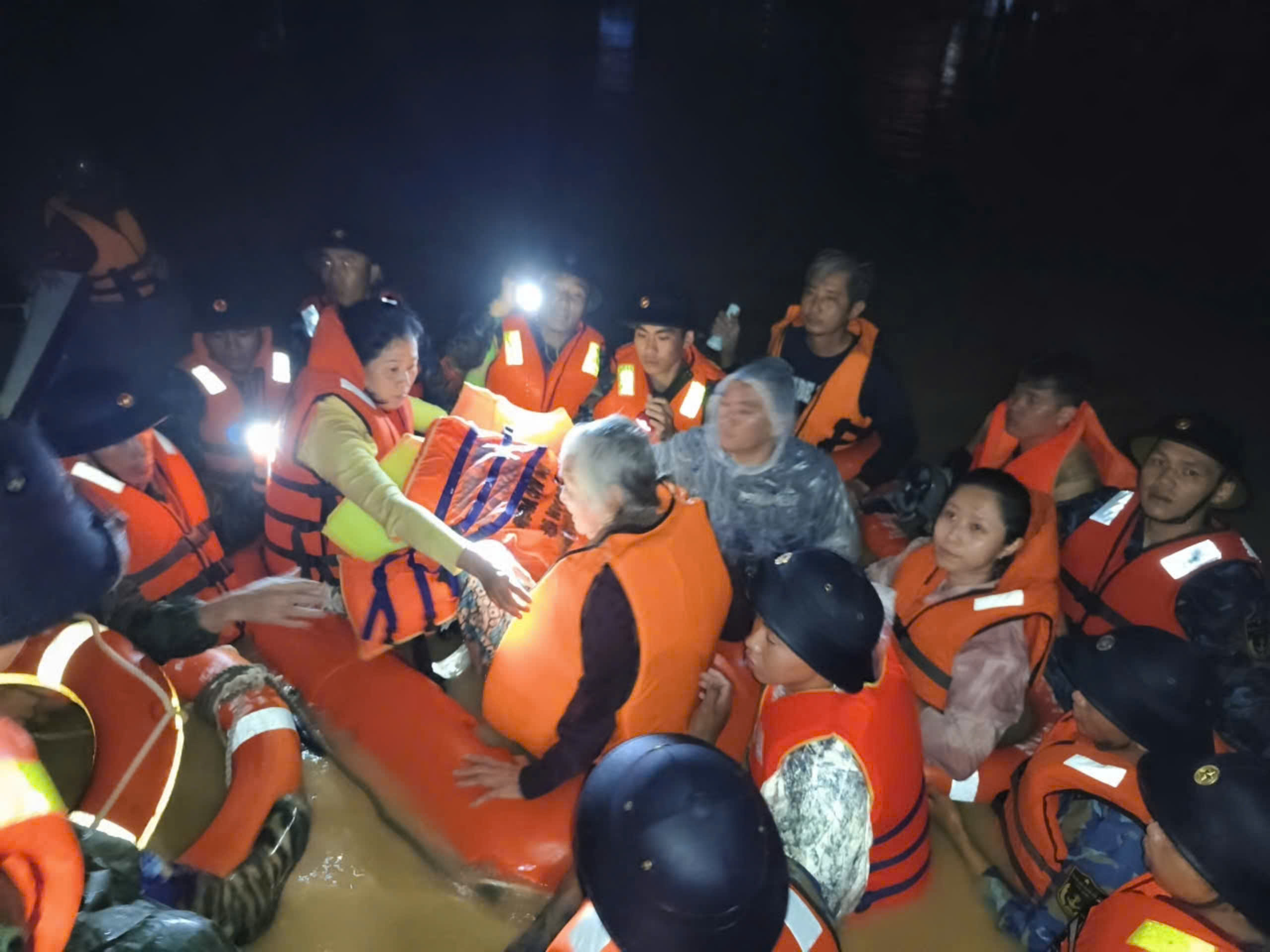 Lữ đoàn 957 xuyên đêm hỗ trợ khắc phục hậu quả lũ lụt - Ảnh 13.