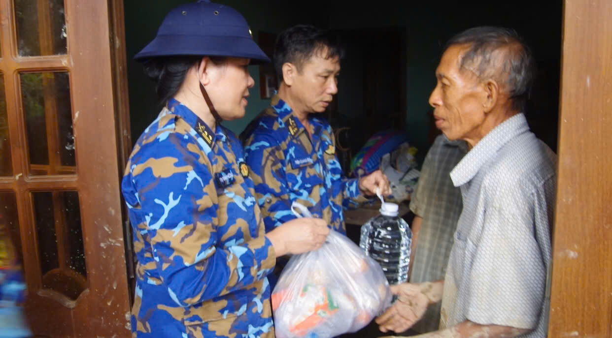 Lữ đoàn 957 xuyên đêm hỗ trợ khắc phục hậu quả lũ lụt - Ảnh 19.