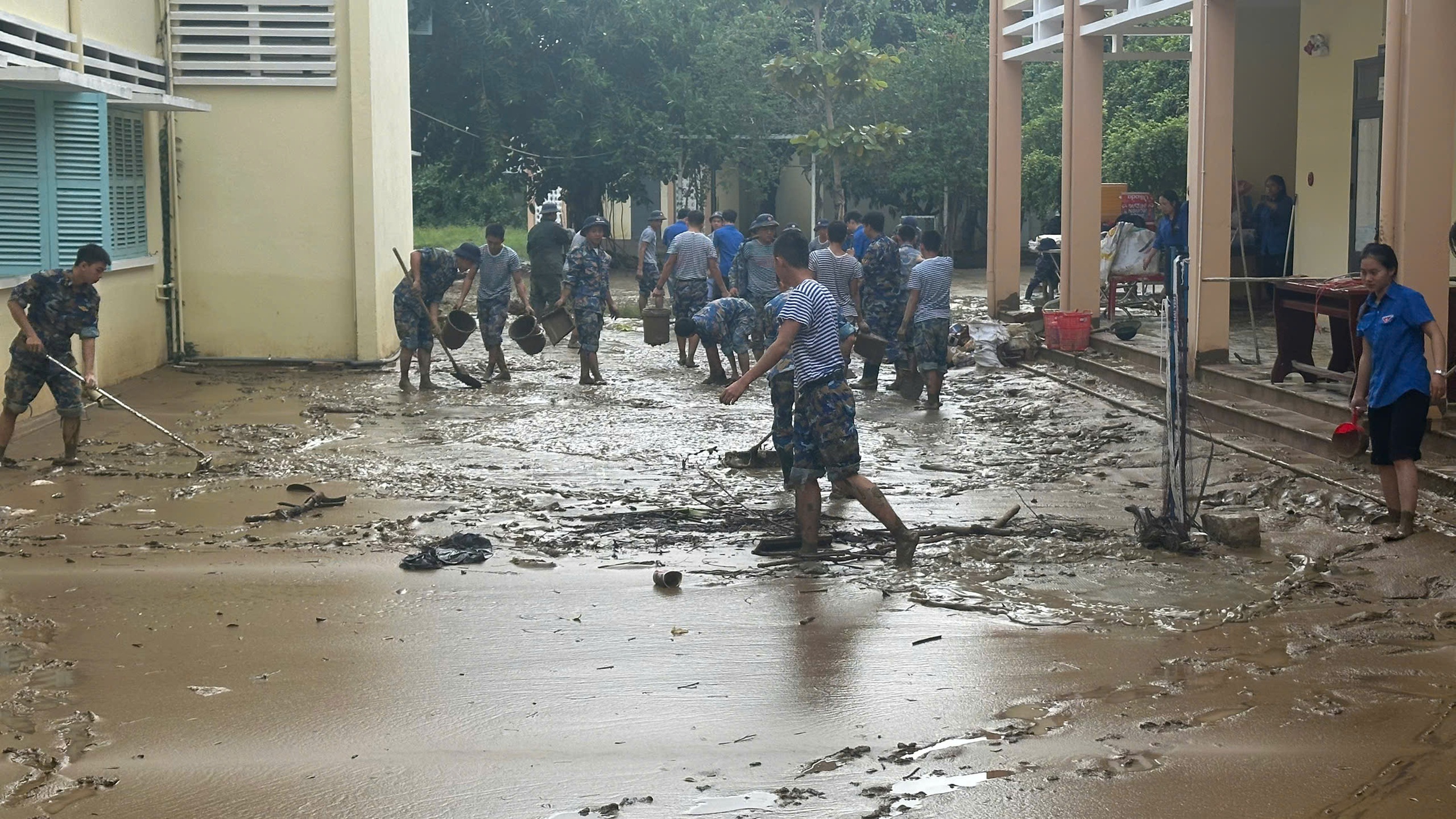 Lữ đoàn 957 xuyên đêm hỗ trợ khắc phục hậu quả lũ lụt - Ảnh 5.