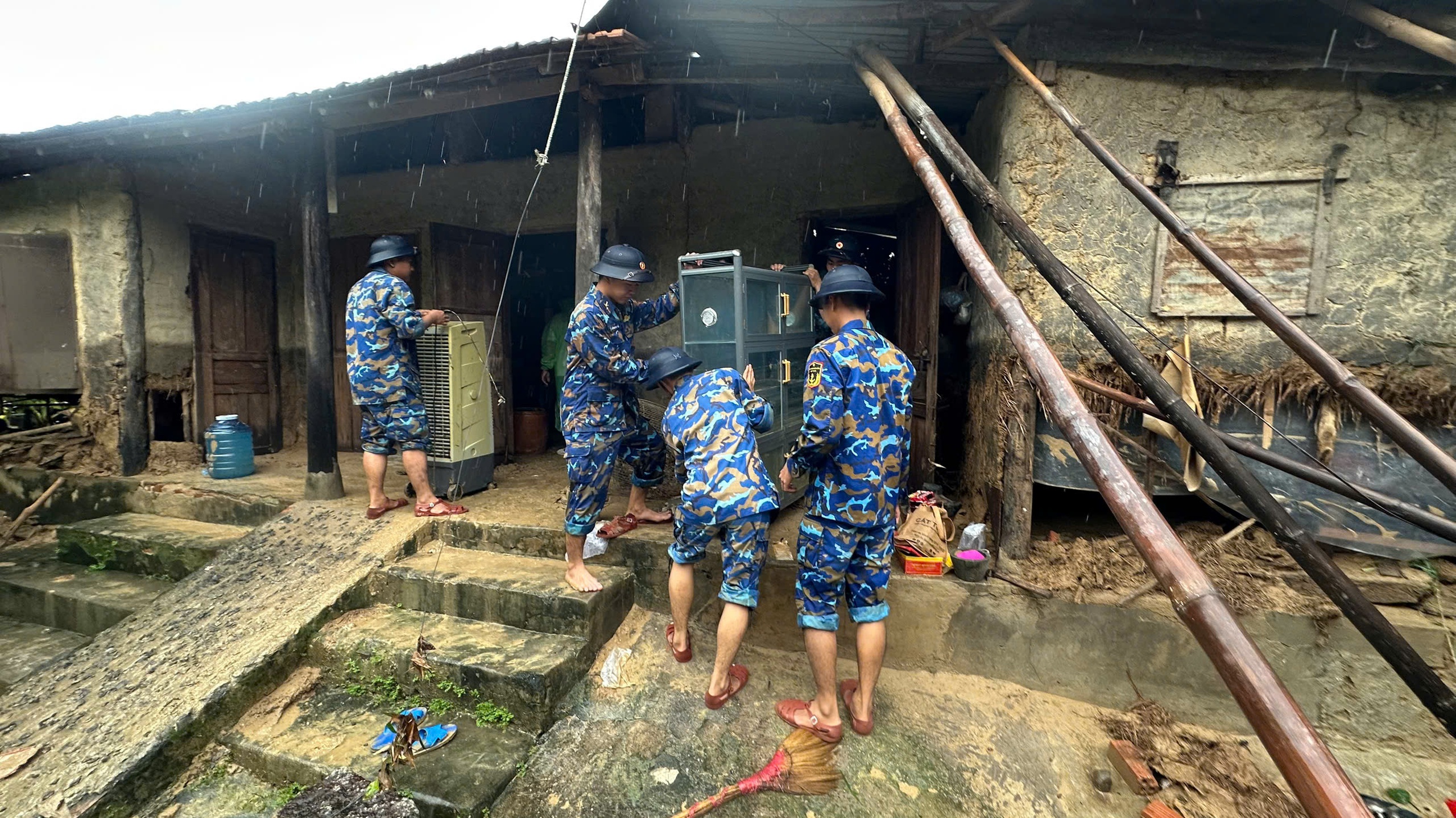 Lữ đoàn 957 xuyên đêm hỗ trợ khắc phục hậu quả lũ lụt - Ảnh 4.