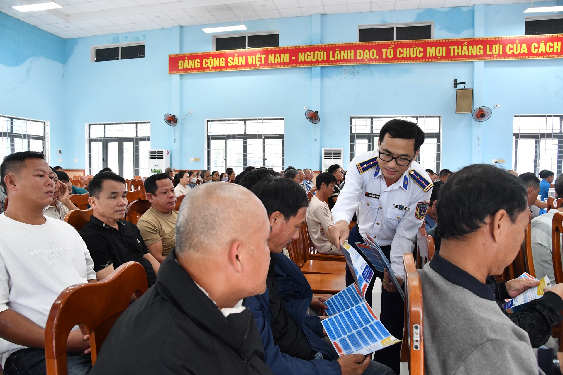 Phạt hành chính 657 vụ, khởi tố 2 vụ án liên quan khai thác hải sản bất hợp pháp - Ảnh 2.