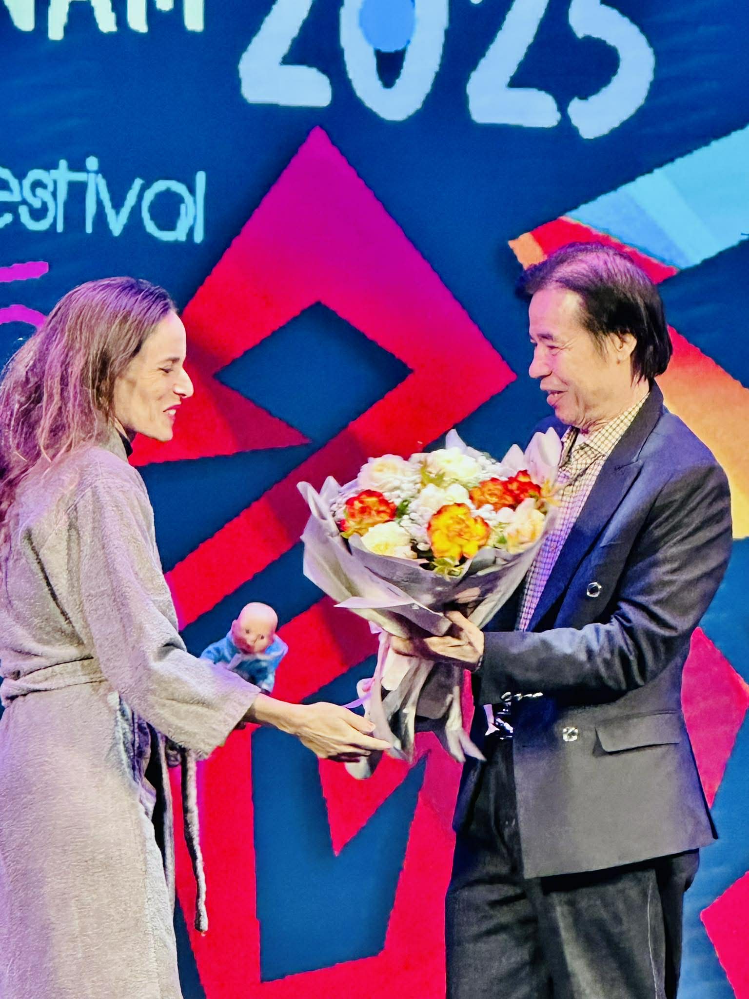 Nghệ sĩ Israel độc diễn đầy thú vị và lôi cuốn - Ảnh 3.