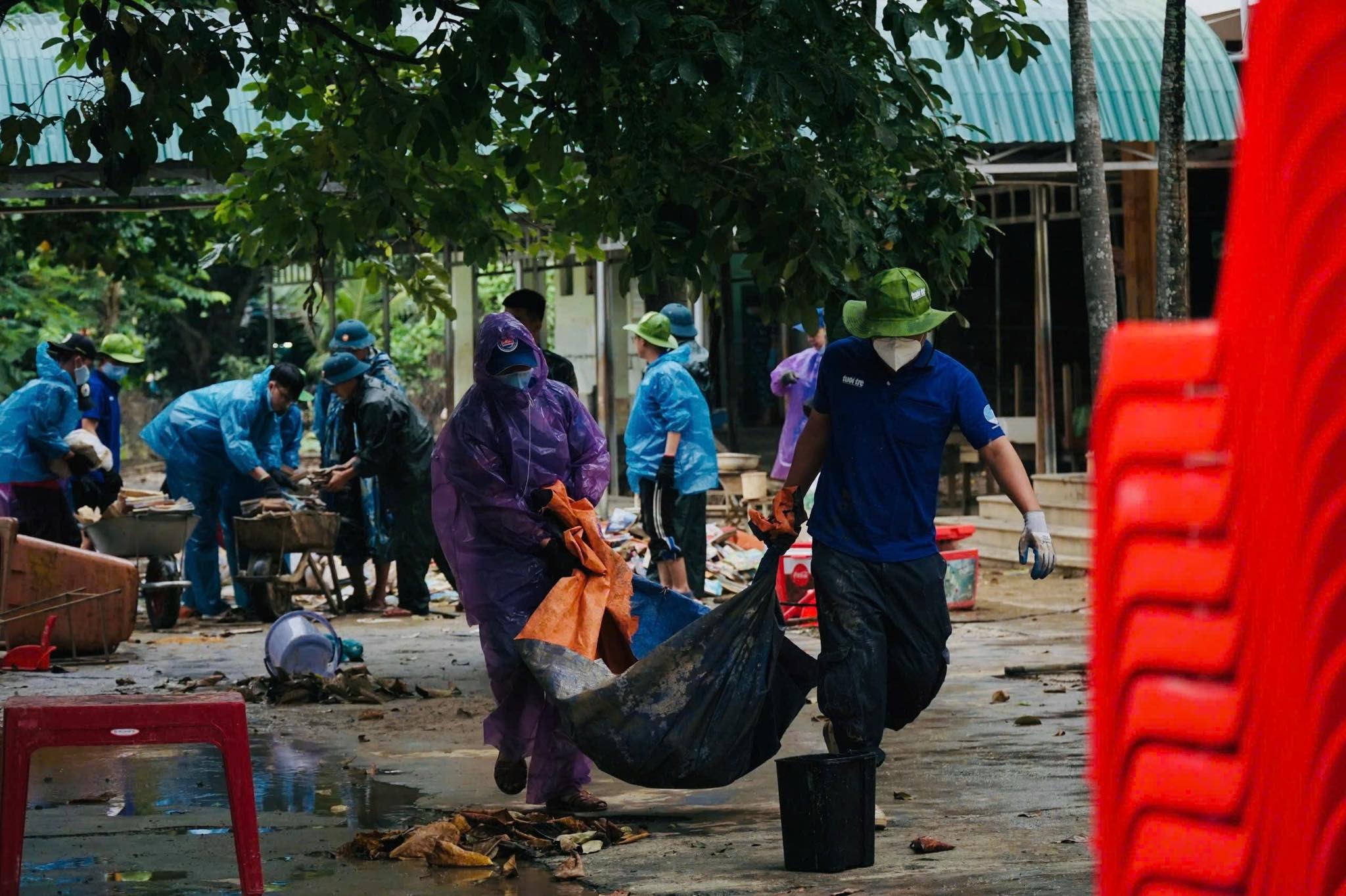 Chiến sĩ áo xanh xắn tay dọn dẹp, trao gần 1.000 phần quà cho học sinh vùng lũ - Ảnh 5.