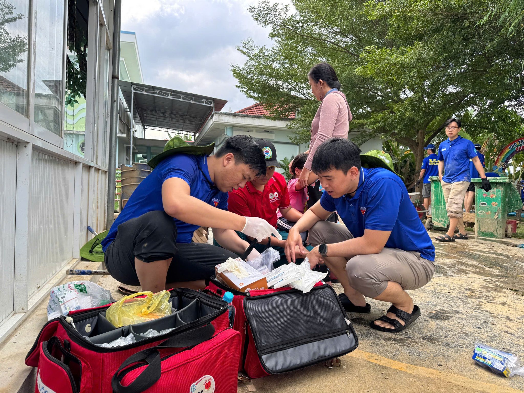 Chiến sĩ áo xanh xắn tay dọn dẹp, trao gần 1.000 phần quà cho học sinh vùng lũ - Ảnh 7.