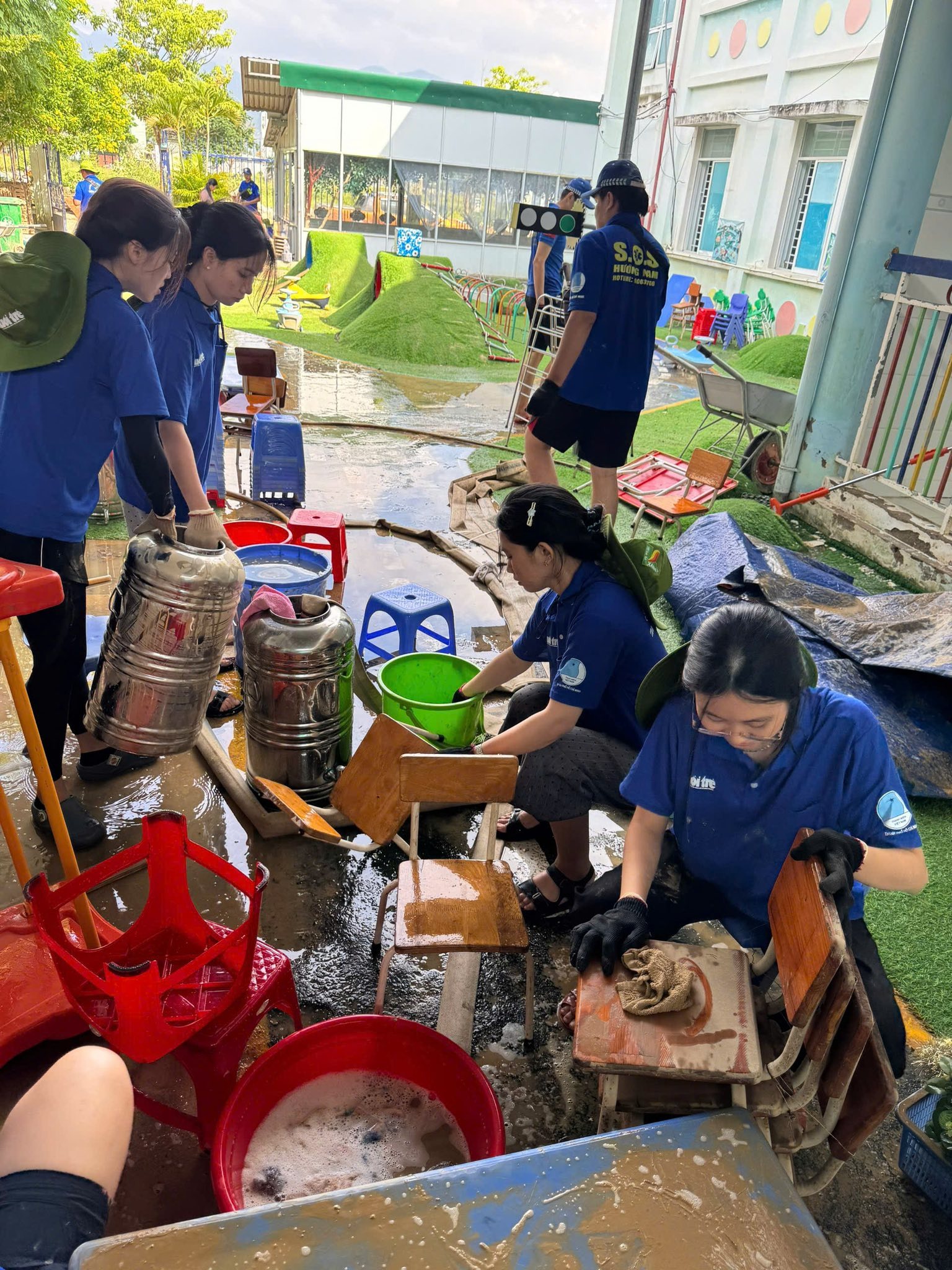 Chiến sĩ áo xanh xắn tay dọn dẹp, trao gần 1.000 phần quà cho học sinh vùng lũ - Ảnh 4.