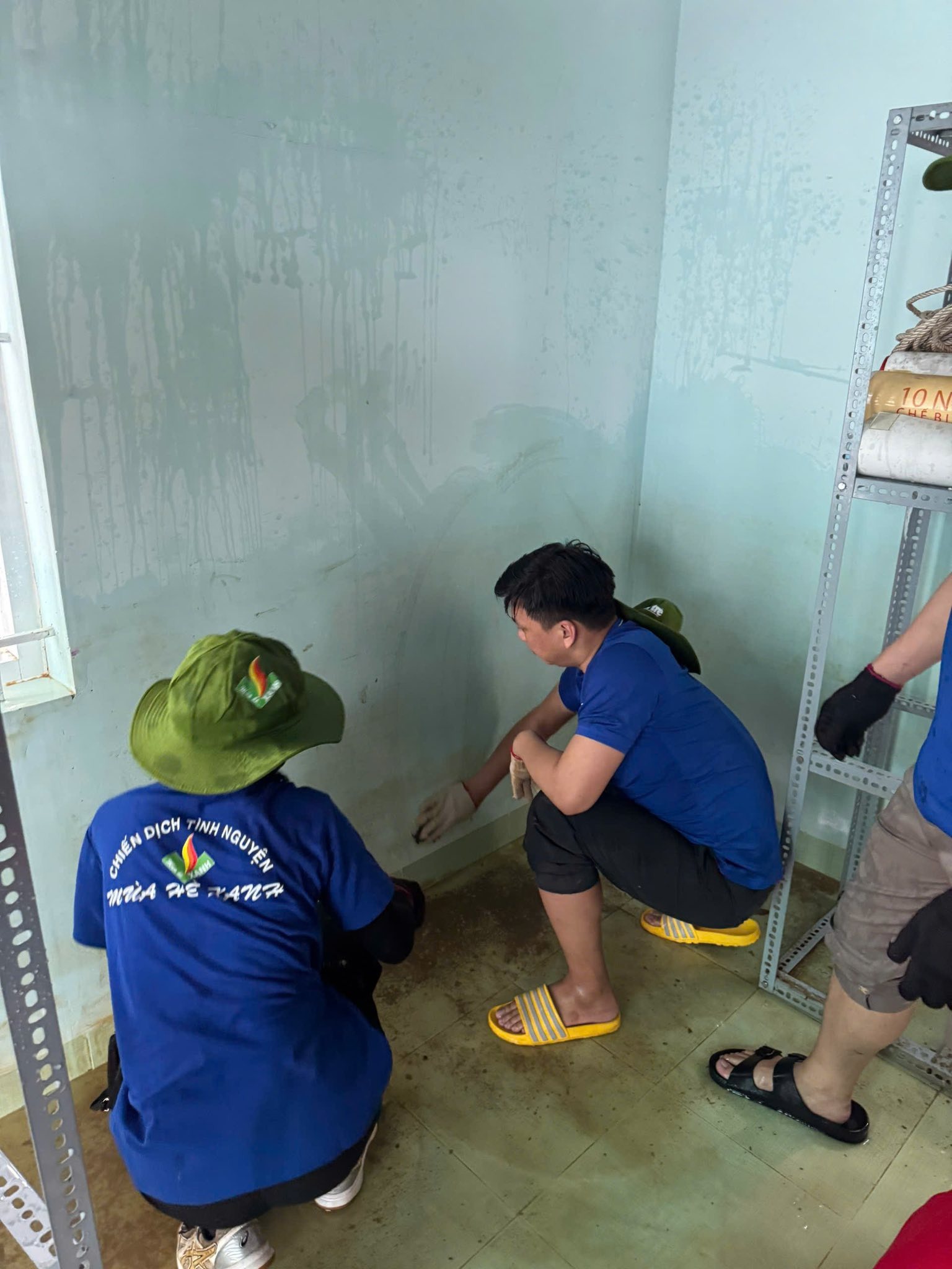 Chiến sĩ áo xanh xắn tay dọn dẹp, trao gần 1.000 phần quà cho học sinh vùng lũ - Ảnh 3.