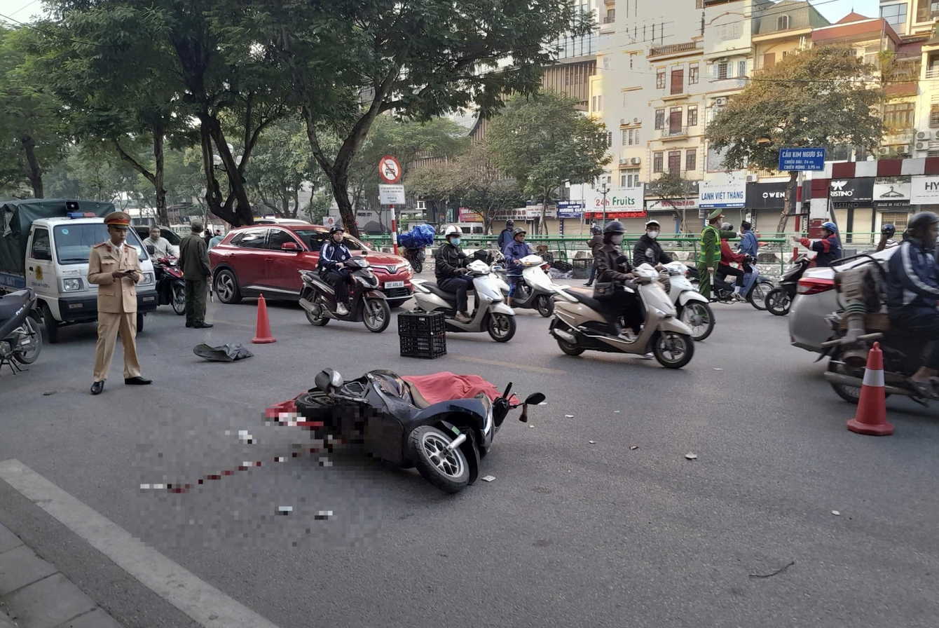Va chạm xe khách , nữ sinh tử vong tại phố Kim Ngưu gây chấn động - Ảnh 1.