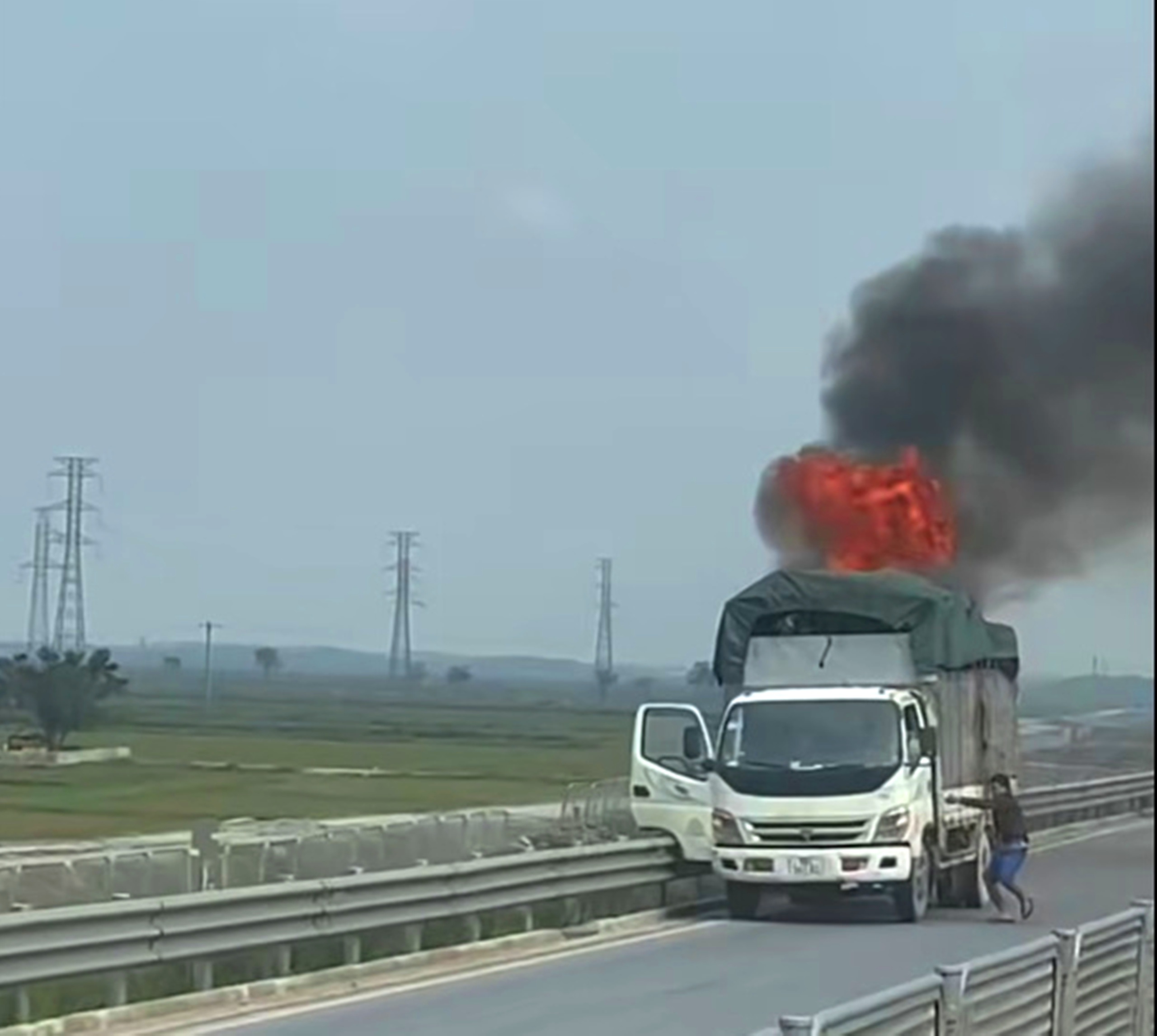 Xe tải bất ngờ bốc cháy dữ dội khi đang lưu thông trên tuyến cao tốc đoạn Hàm Nghi – Vũng Áng - Ảnh 1.