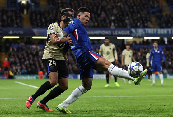 Bản lĩnh "mong manh" của 2 gã khổng lồ - Ảnh 1. Bản lĩnh "mong manh" của 2 gã khổng lồ - Ảnh 1.