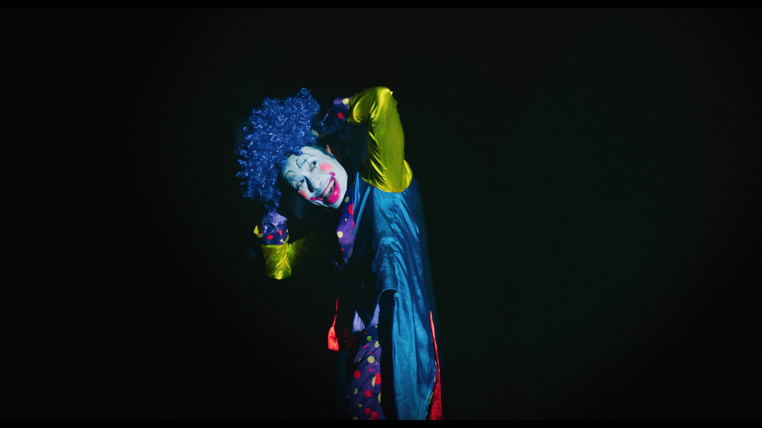 Kiều Minh Tuấn khó nhận ra khi hóa... chú hề! - Ảnh 2.