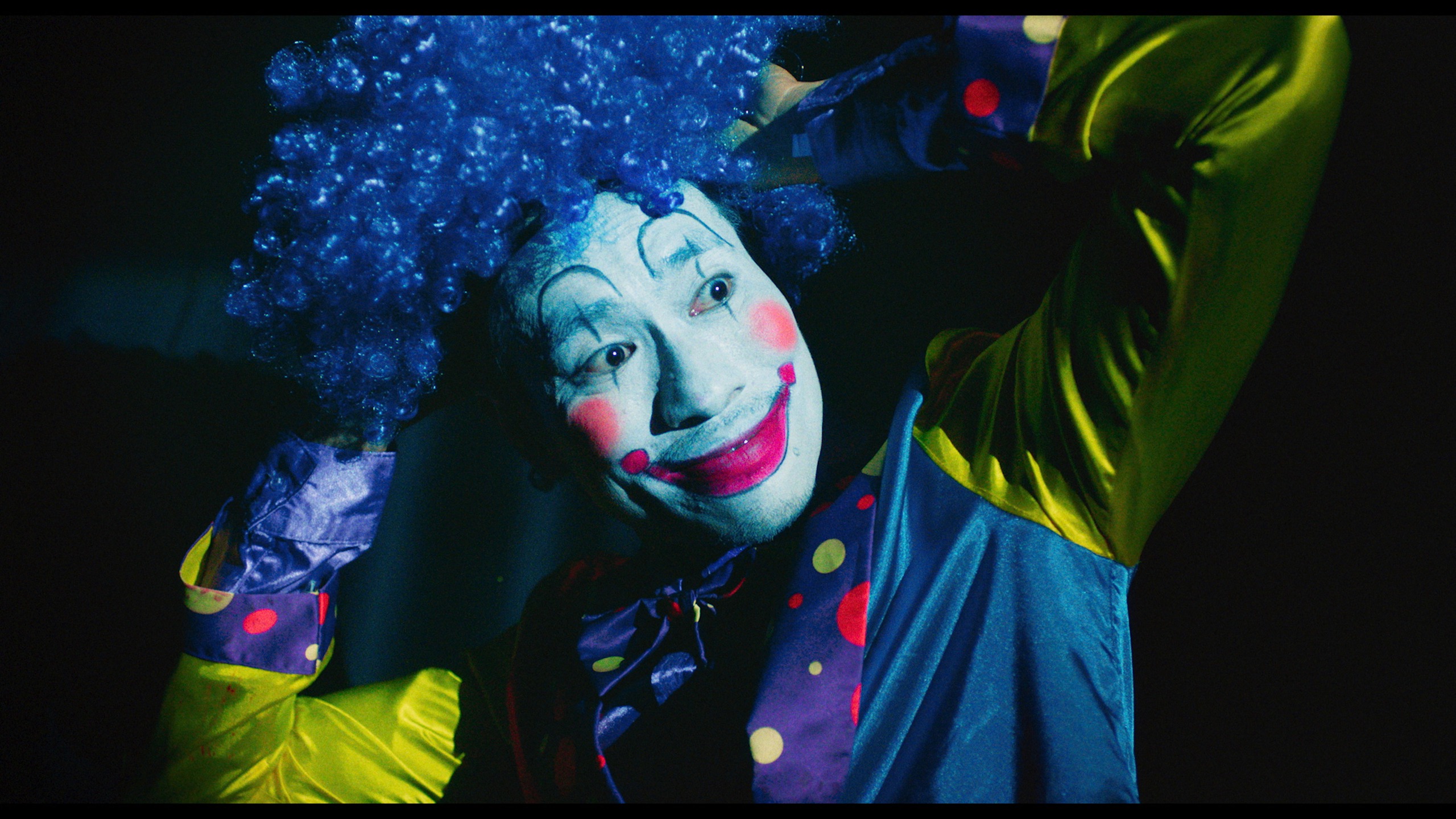 Kiều Minh Tuấn khó nhận ra khi hóa... chú hề! - Ảnh 1.