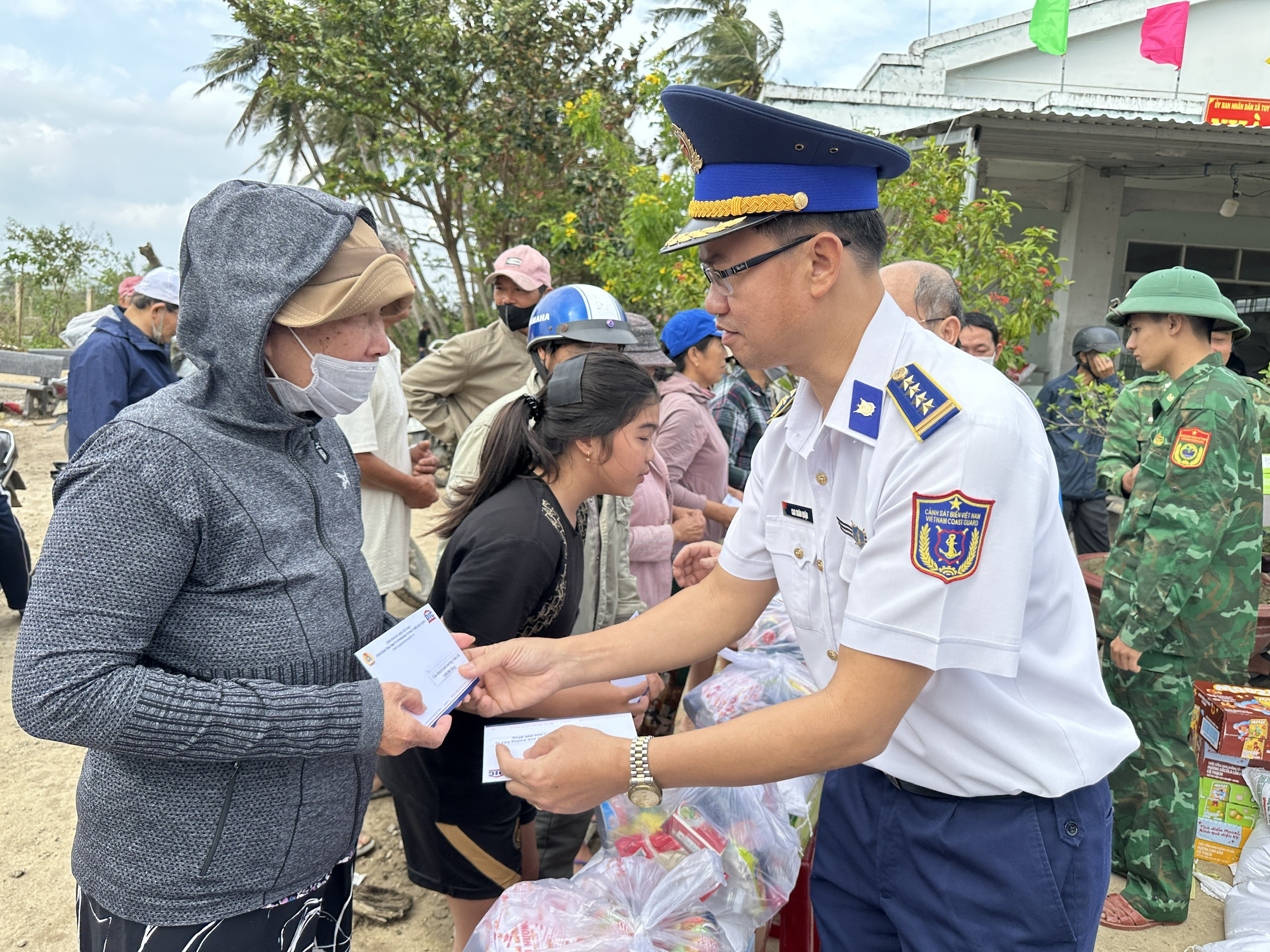 Trao hàng nghìn suất quà tới đồng bào vùng lũ - Ảnh 1.