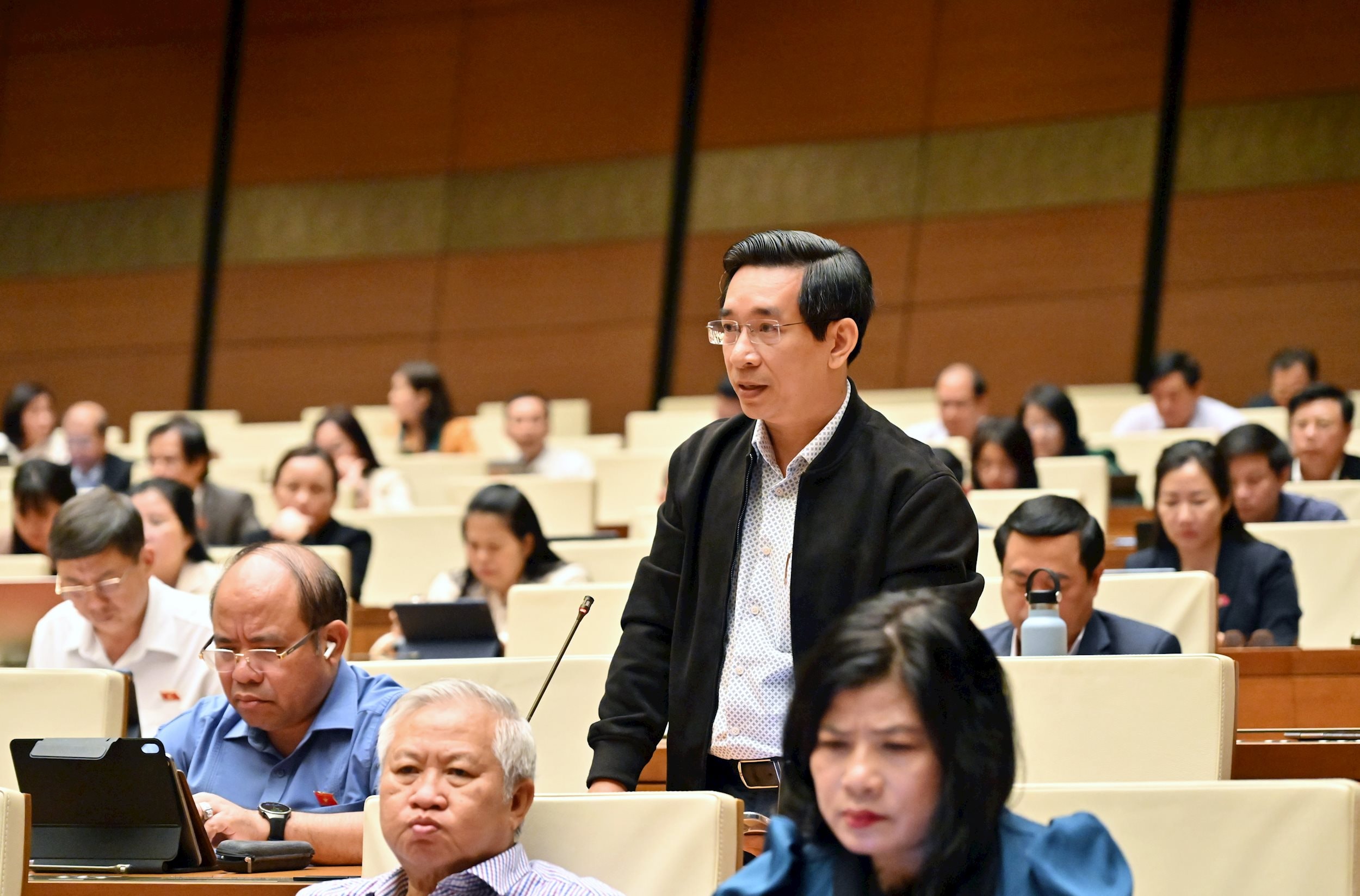 - Ảnh 1. Đại biểu Nguyễn Văn Cảnh đề xuất bổ sung "gói hàng hoá" để kịp thời cứu trợ khi lũ lụt - Ảnh 1.