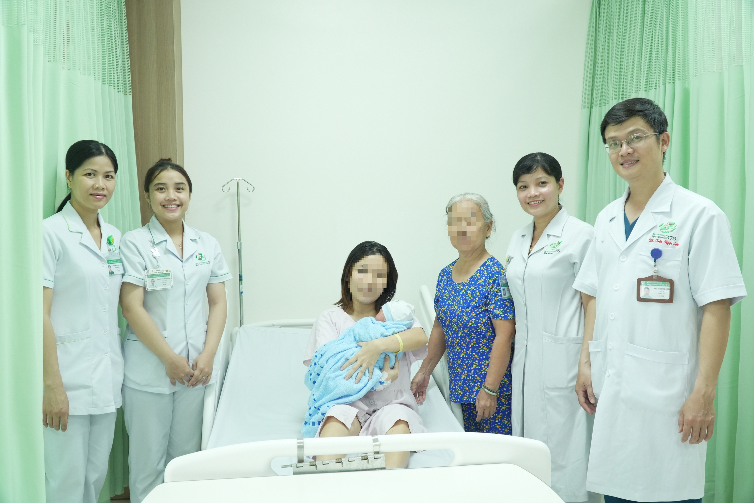 Bác sĩ bỏ qua thủ tục, thai nhi thoát khỏi lòng tử cung bị vỡ - Ảnh 1.