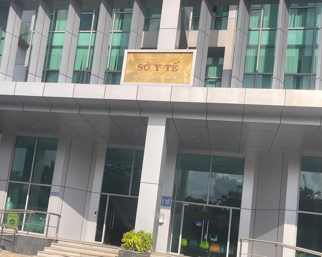 Cựu Giám đốc Sở Y tế Bà Rịa - Vũng Tàu hầu tòa vụ gói thầu thiết bị 38 tỉ đồng - Ảnh 1.